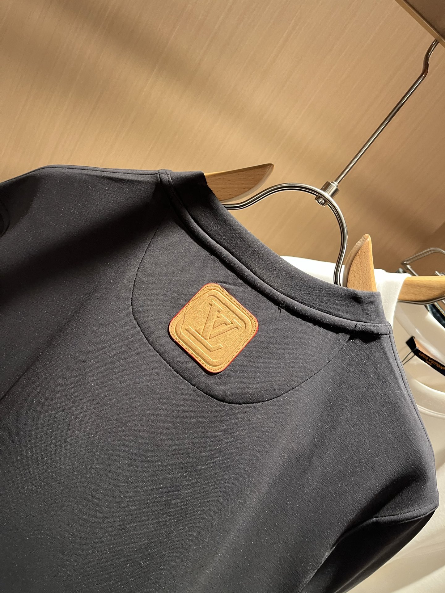 LouisVuitt*路易*登 2025秋冬新款男士短袖打底衫，非常时髦前后皮革logo修饰！区别于以往