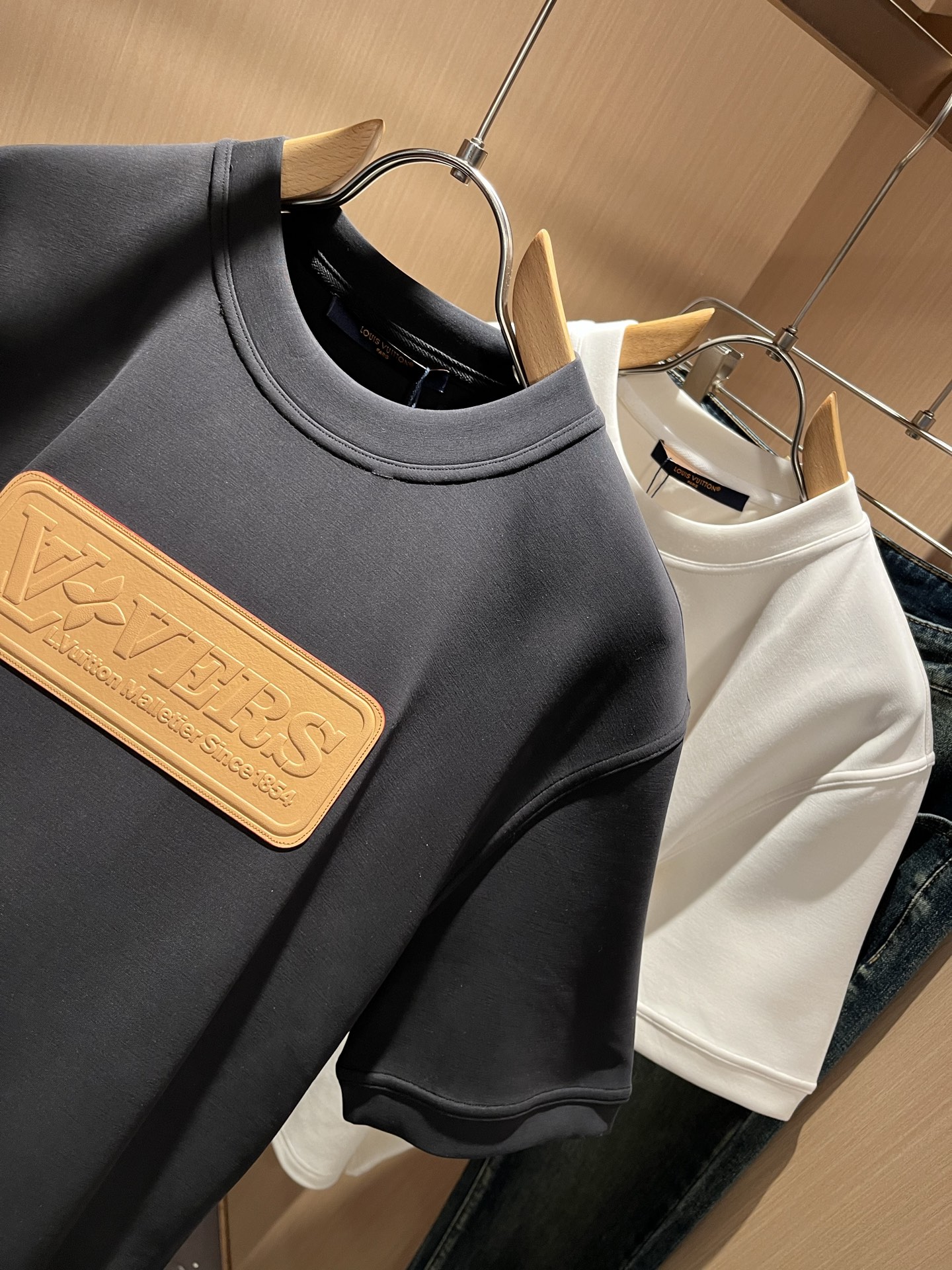 LouisVuitt*路易*登 2025秋冬新款男士短袖打底衫，非常时髦前后皮革logo修饰！区别于以往