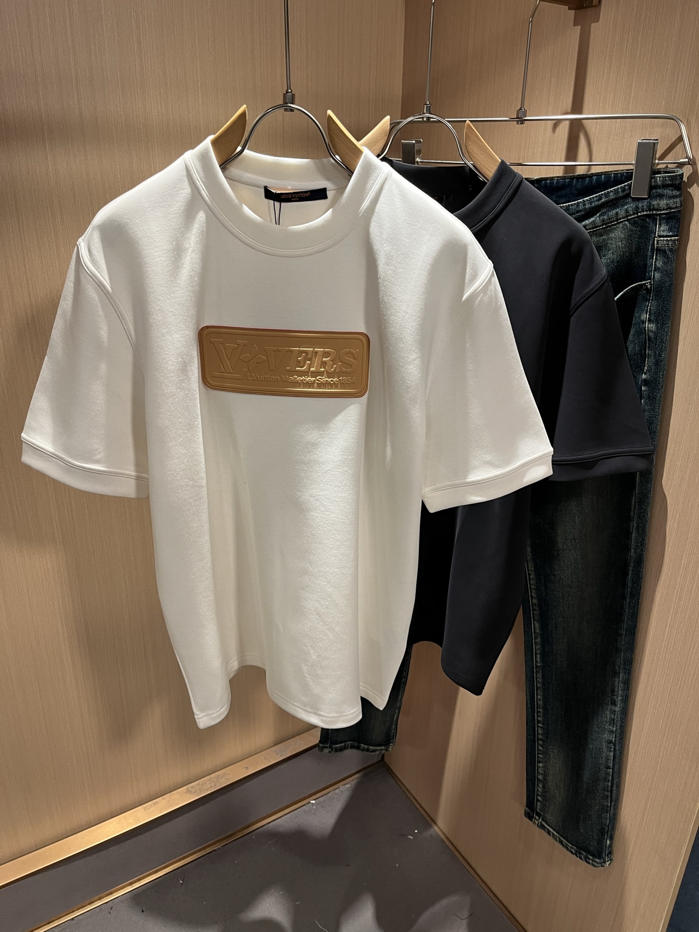 LouisVuitt*路易*登 2025秋冬新款男士短袖打底衫，非常时髦前后皮革logo修饰！区别于以往