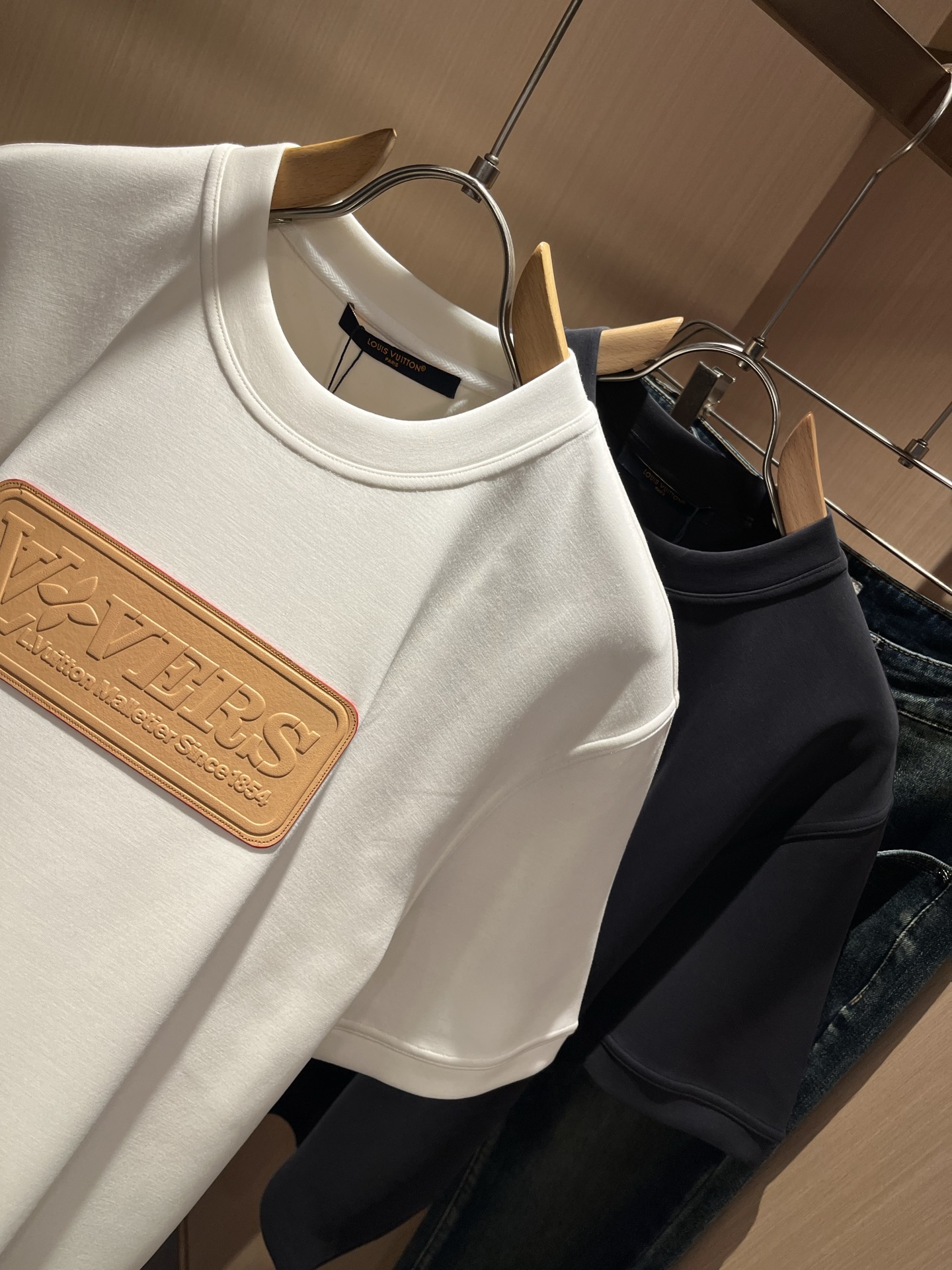 LouisVuitt*路易*登 2025秋冬新款男士短袖打底衫，非常时髦前后皮革logo修饰！区别于以往