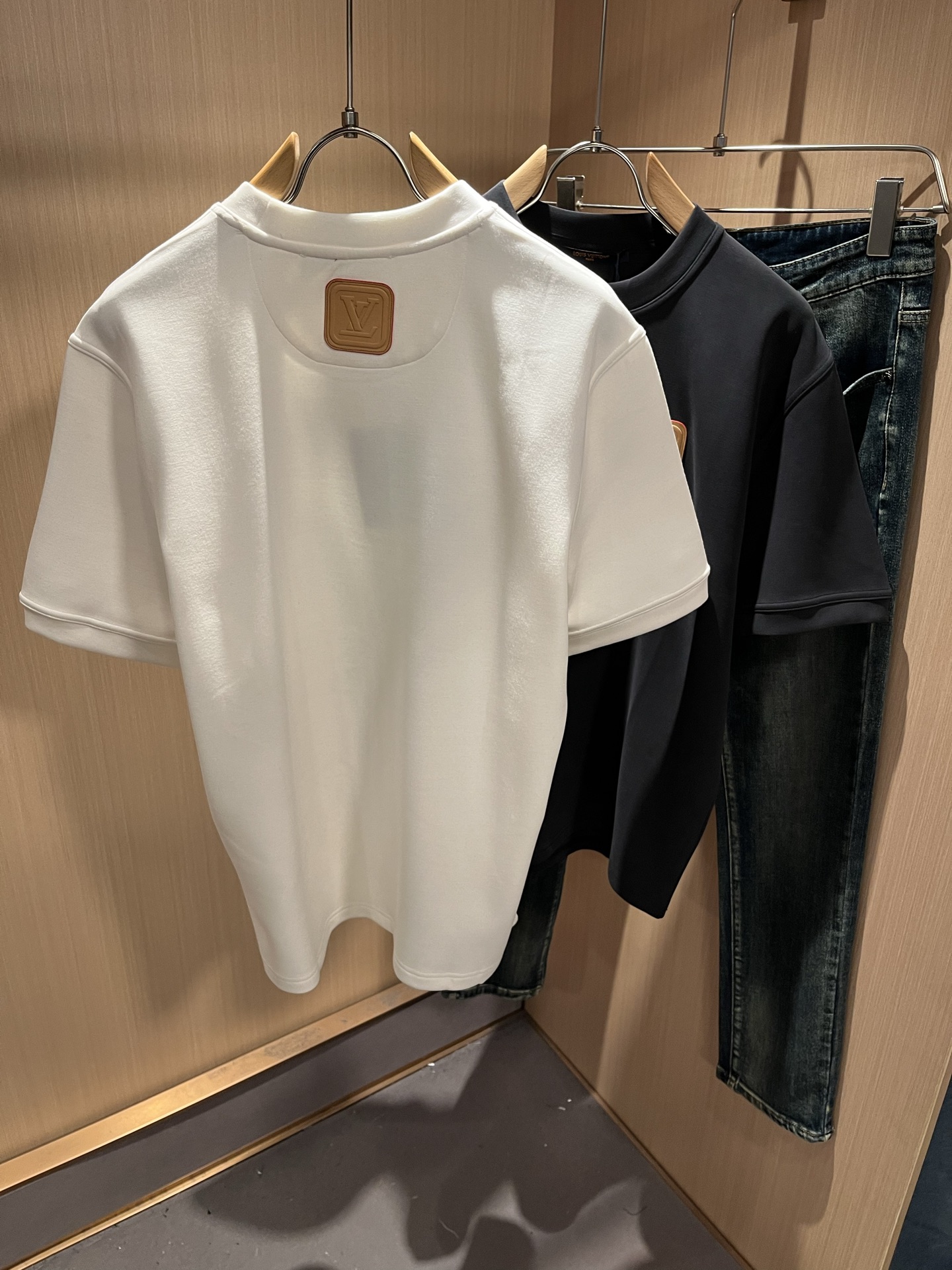 LouisVuitt*路易*登 2025秋冬新款男士短袖打底衫，非常时髦前后皮革logo修饰！区别于以往