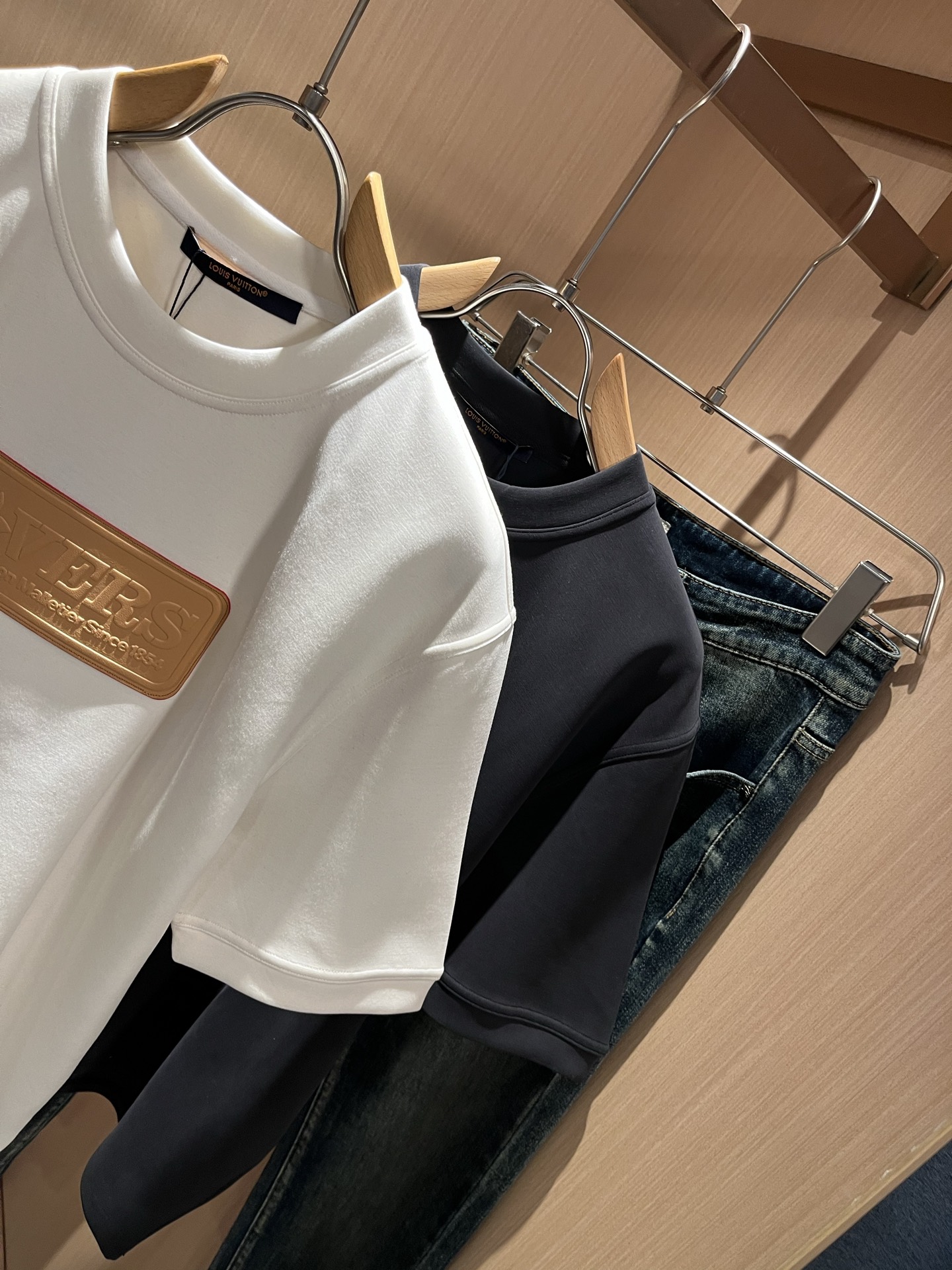 LouisVuitt*路易*登 2025秋冬新款男士短袖打底衫，非常时髦前后皮革logo修饰！区别于以往