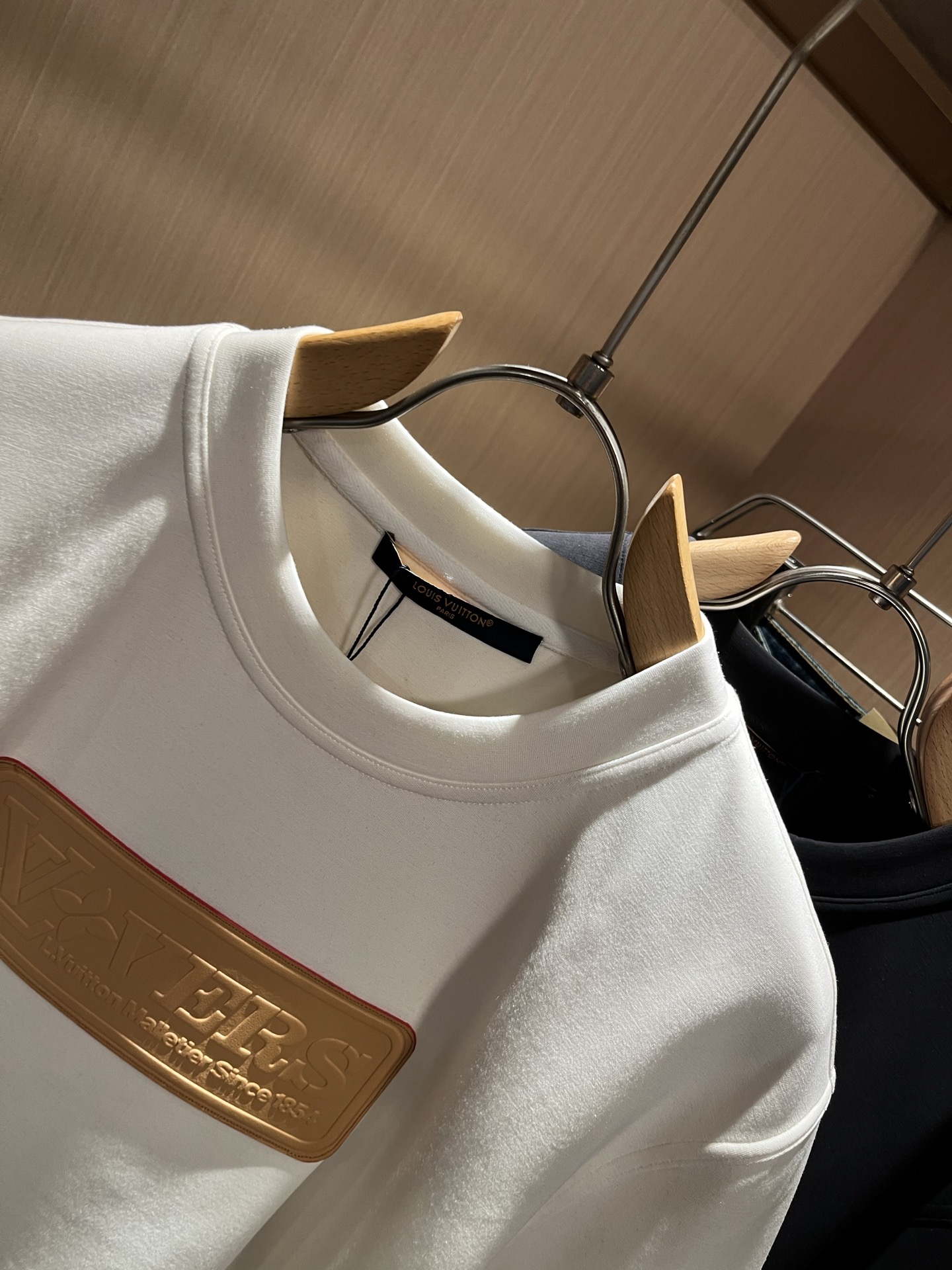 LouisVuitt*路易*登 2025秋冬新款男士短袖打底衫，非常时髦前后皮革logo修饰！区别于以往