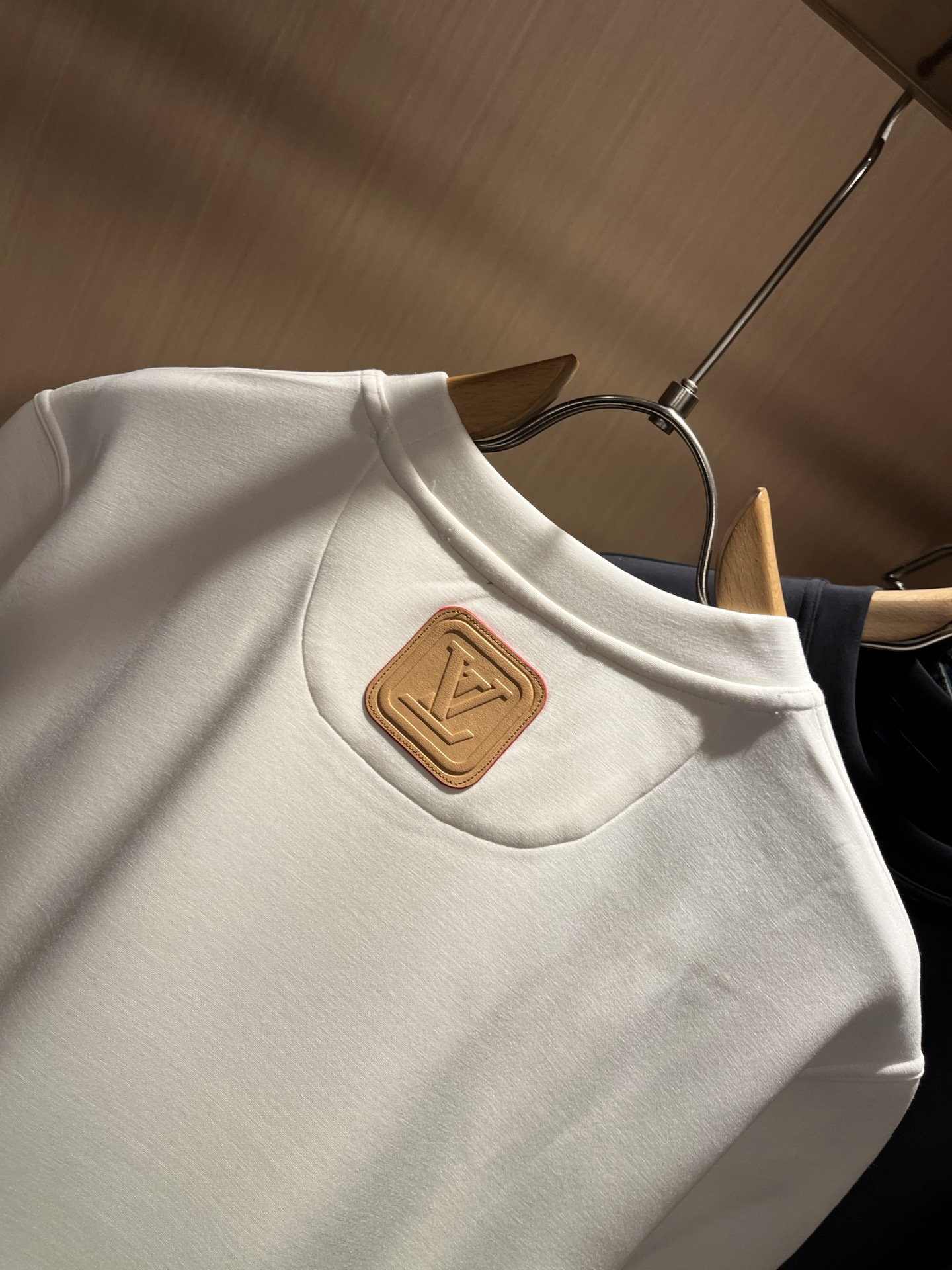 LouisVuitt*路易*登 2025秋冬新款男士短袖打底衫，非常时髦前后皮革logo修饰！区别于以往