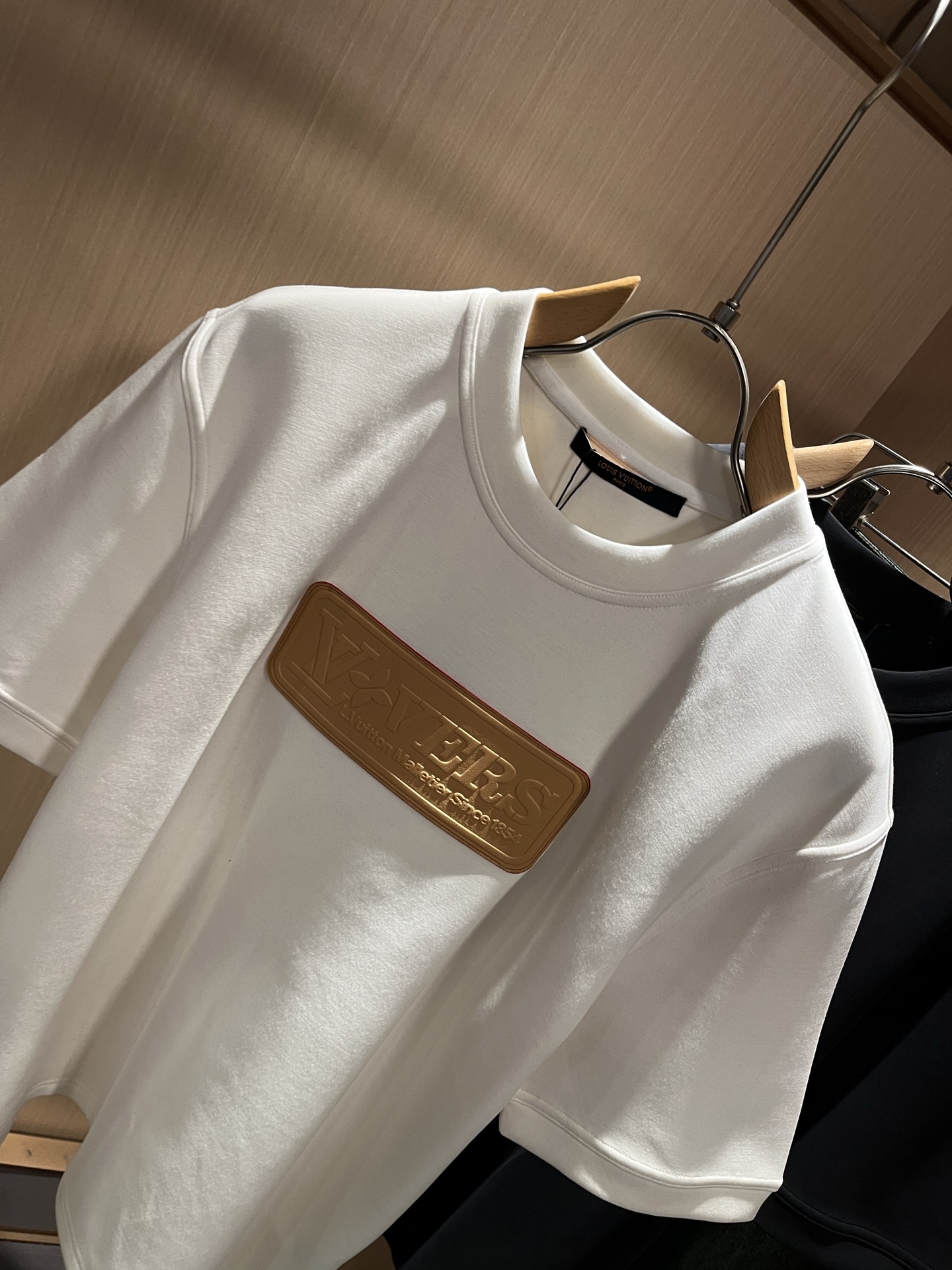 LouisVuitt*路易*登 2025秋冬新款男士短袖打底衫，非常时髦前后皮革logo修饰！区别于以往