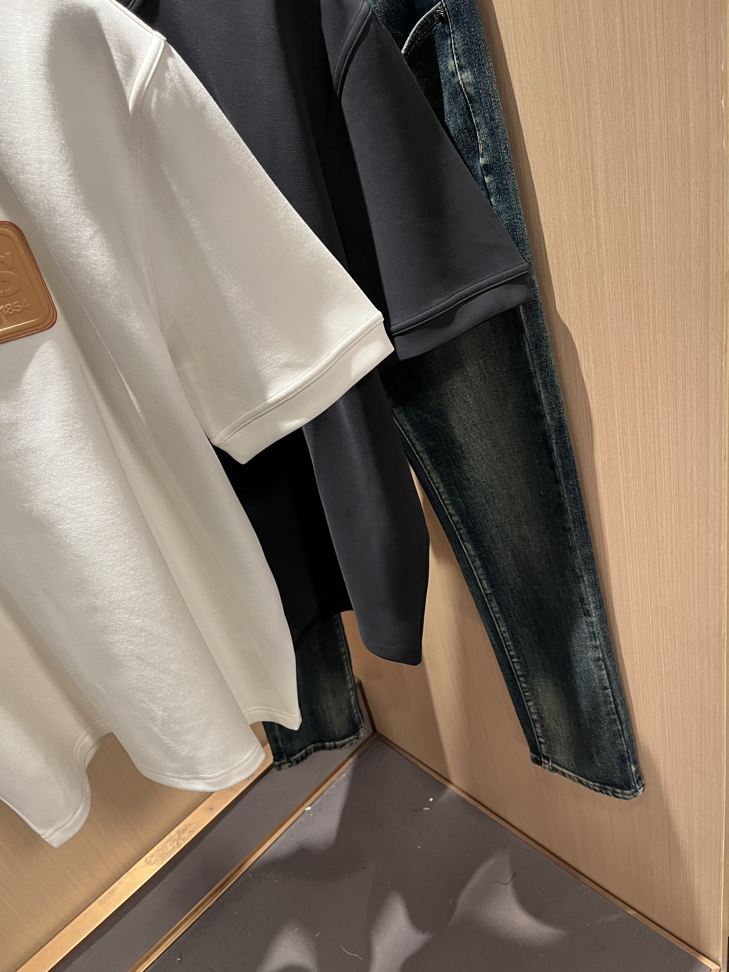 LouisVuitt*路易*登 2025秋冬新款男士短袖打底衫，非常时髦前后皮革logo修饰！区别于以往