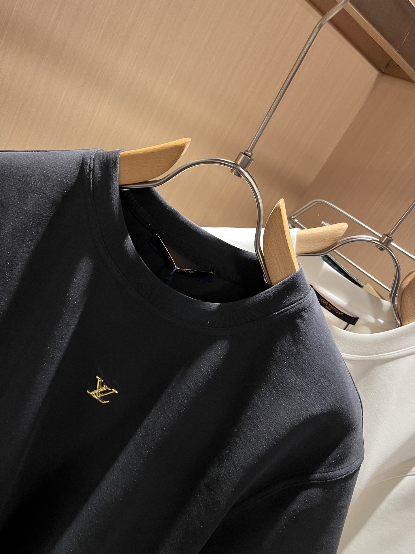 LouisVuitt*路易*登 2025秋冬新款男士短袖打底衫，非常时髦logo修饰！区别于以往的不同，