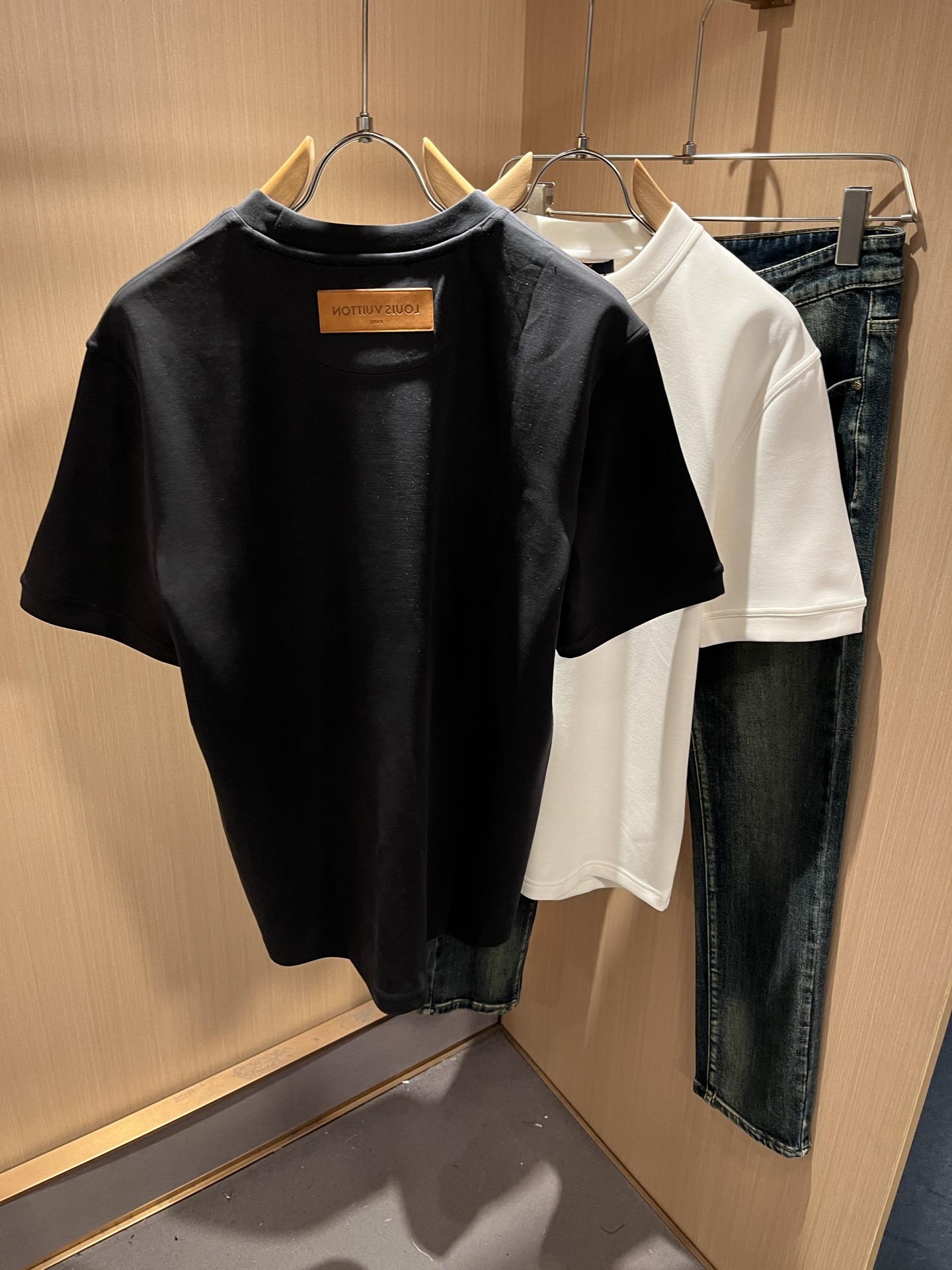 LouisVuitt*路易*登 2025秋冬新款男士短袖打底衫，非常时髦logo修饰！区别于以往的不同，