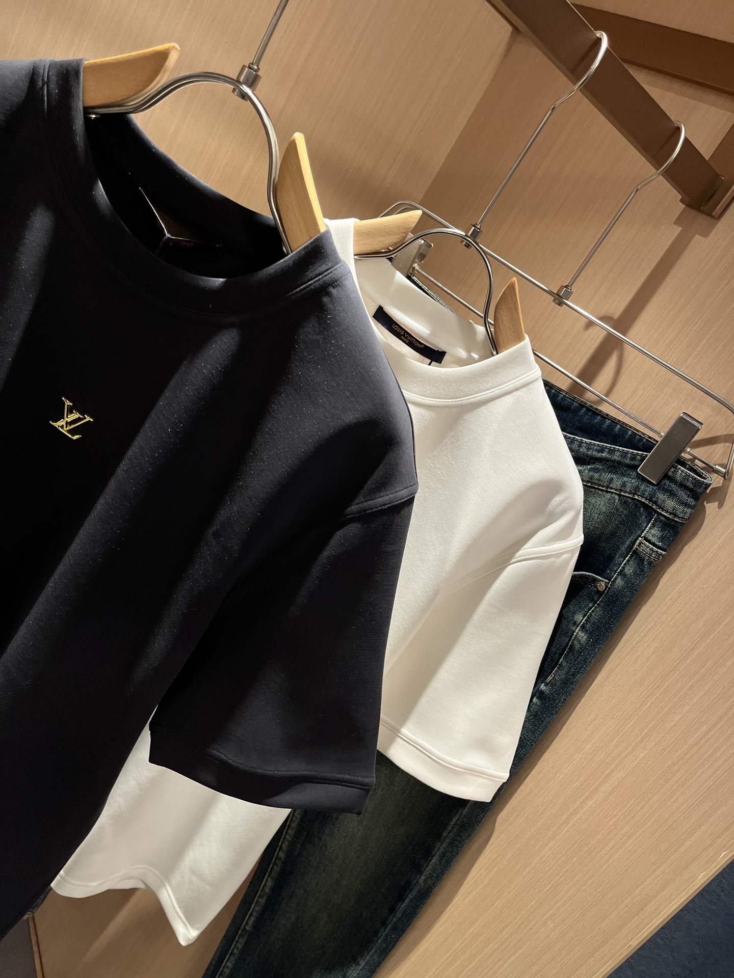 LouisVuitt*路易*登 2025秋冬新款男士短袖打底衫，非常时髦logo修饰！区别于以往的不同，