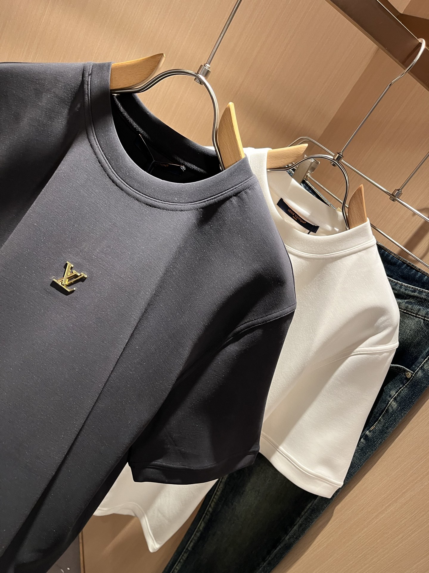 LouisVuitt*路易*登 2025秋冬新款男士短袖打底衫，非常时髦logo修饰！区别于以往的不同，