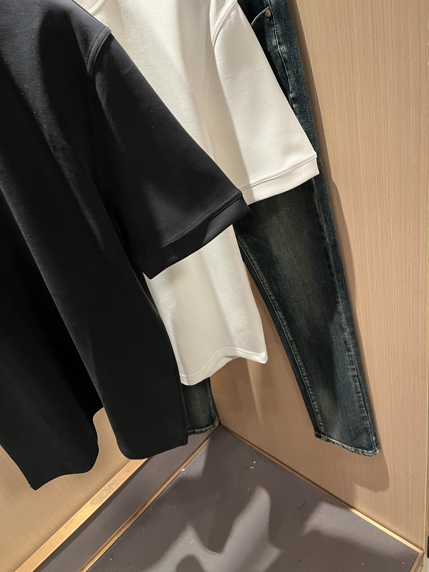 LouisVuitt*路易*登 2025秋冬新款男士短袖打底衫，非常时髦logo修饰！区别于以往的不同，