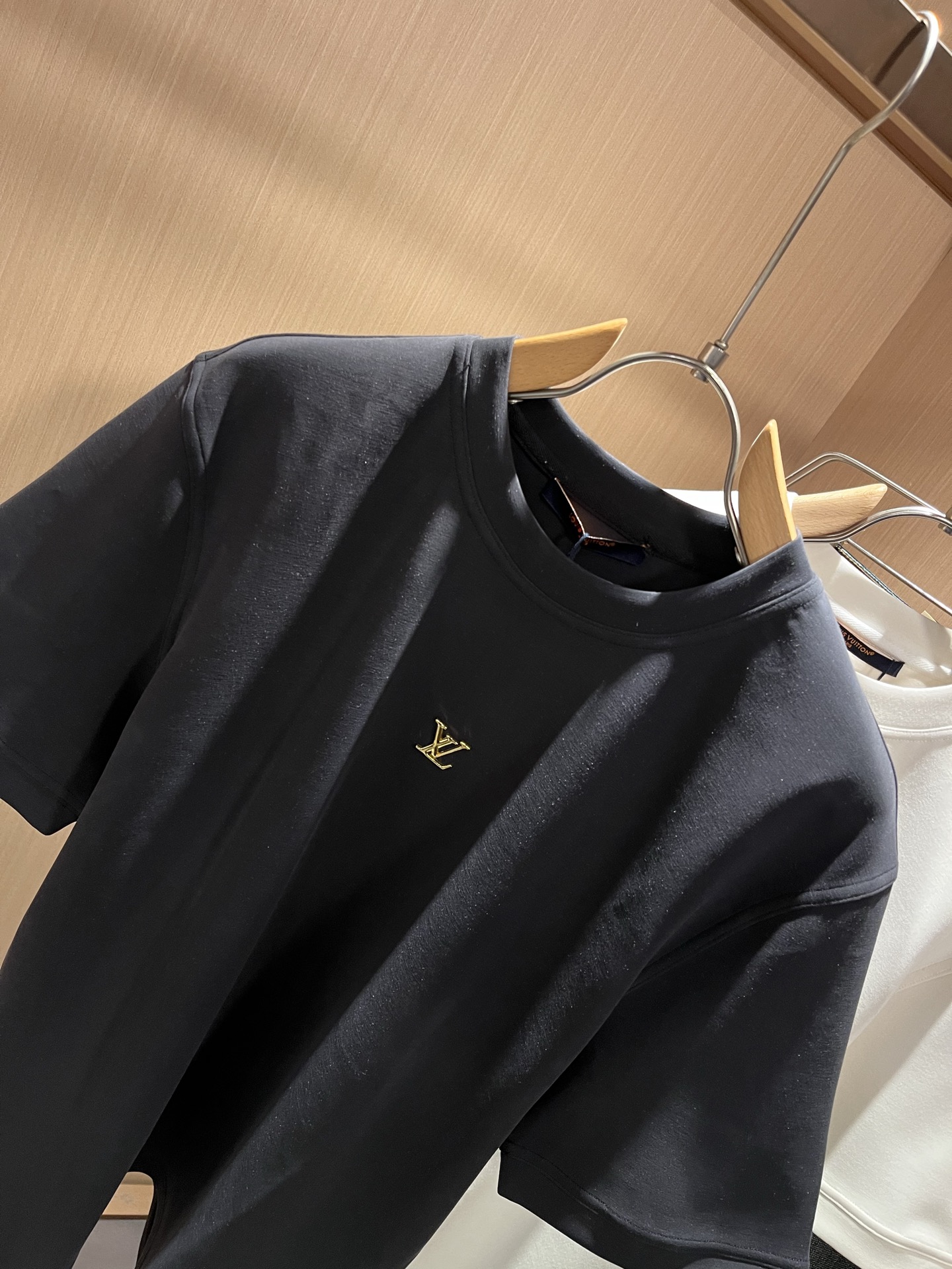 LouisVuitt*路易*登 2025秋冬新款男士短袖打底衫，非常时髦logo修饰！区别于以往的不同，