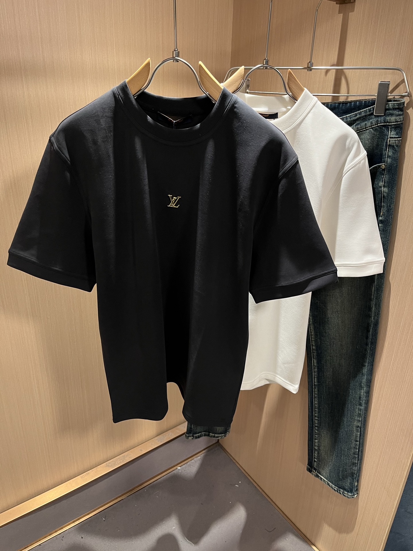 LouisVuitt*路易*登 2025秋冬新款男士短袖打底衫，非常时髦logo修饰！区别于以往的不同，