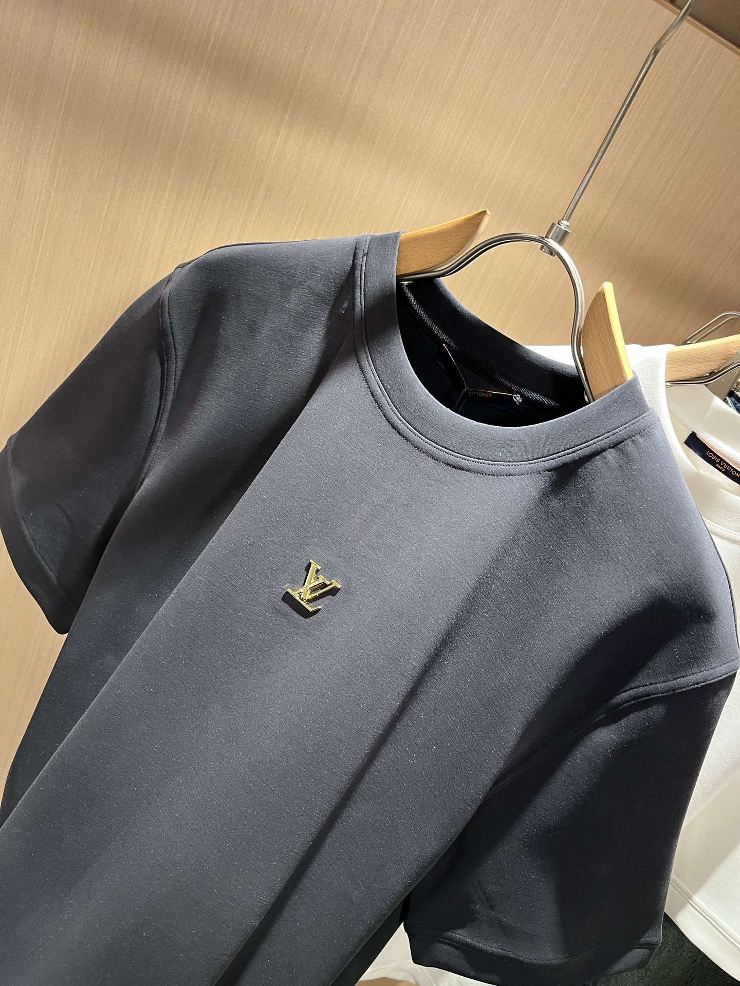 LouisVuitt*路易*登 2025秋冬新款男士短袖打底衫，非常时髦logo修饰！区别于以往的不同，