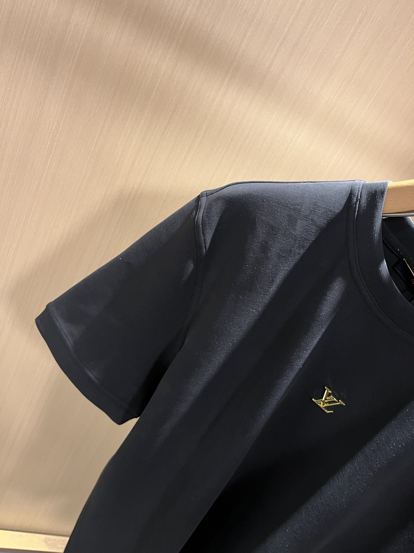 LouisVuitt*路易*登 2025秋冬新款男士短袖打底衫，非常时髦logo修饰！区别于以往的不同，