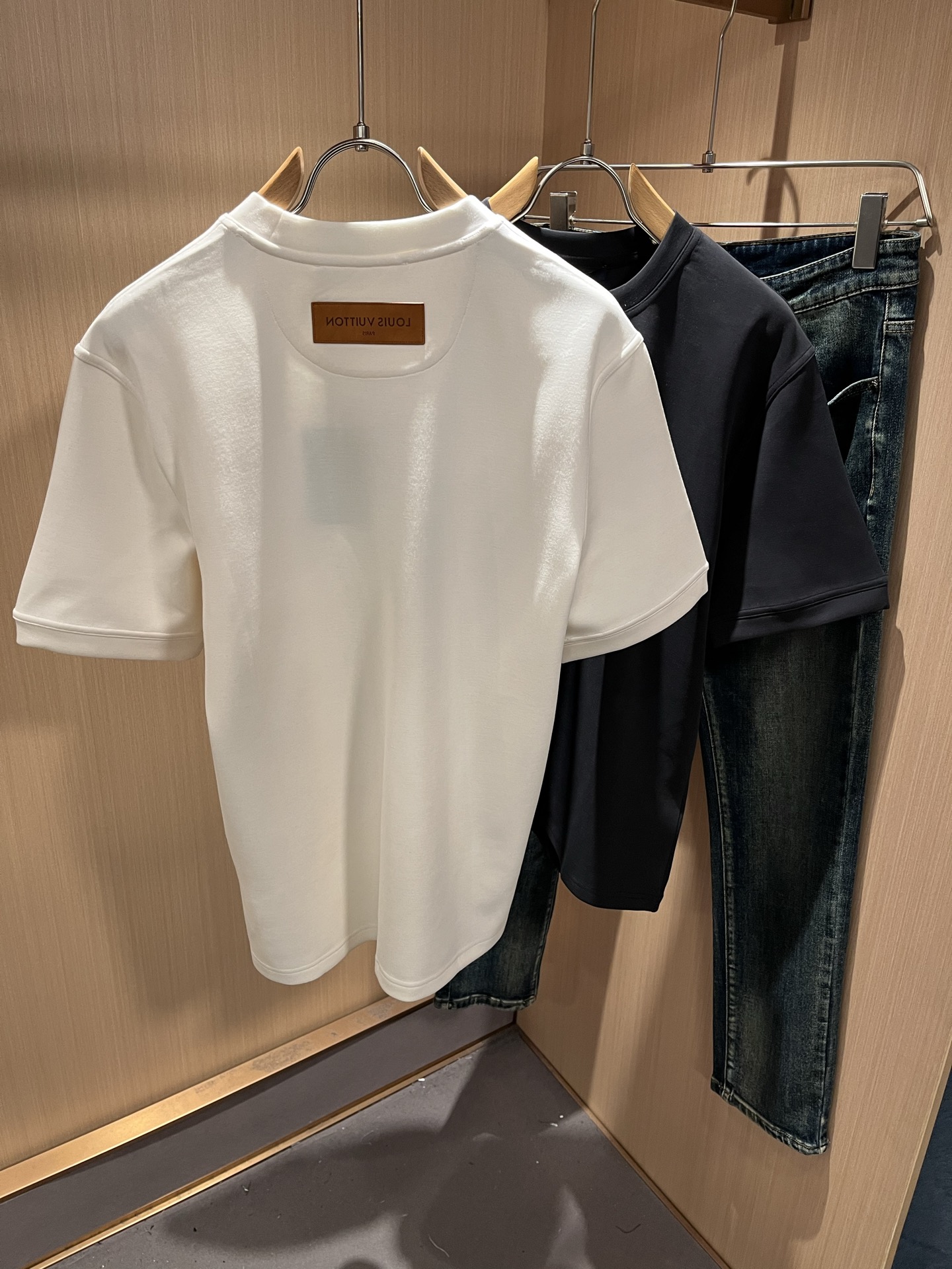 LouisVuitt*路易*登 2025秋冬新款男士短袖打底衫，非常时髦logo修饰！区别于以往的不同，