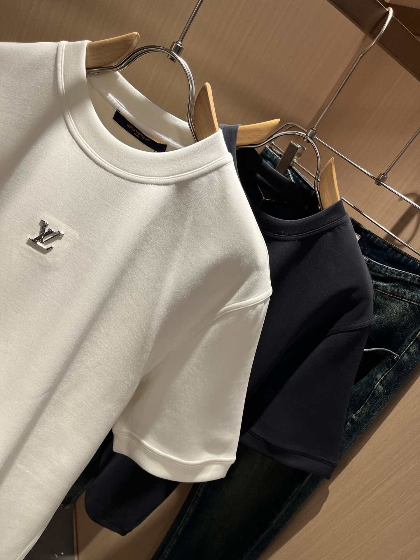 LouisVuitt*路易*登 2025秋冬新款男士短袖打底衫，非常时髦logo修饰！区别于以往的不同，