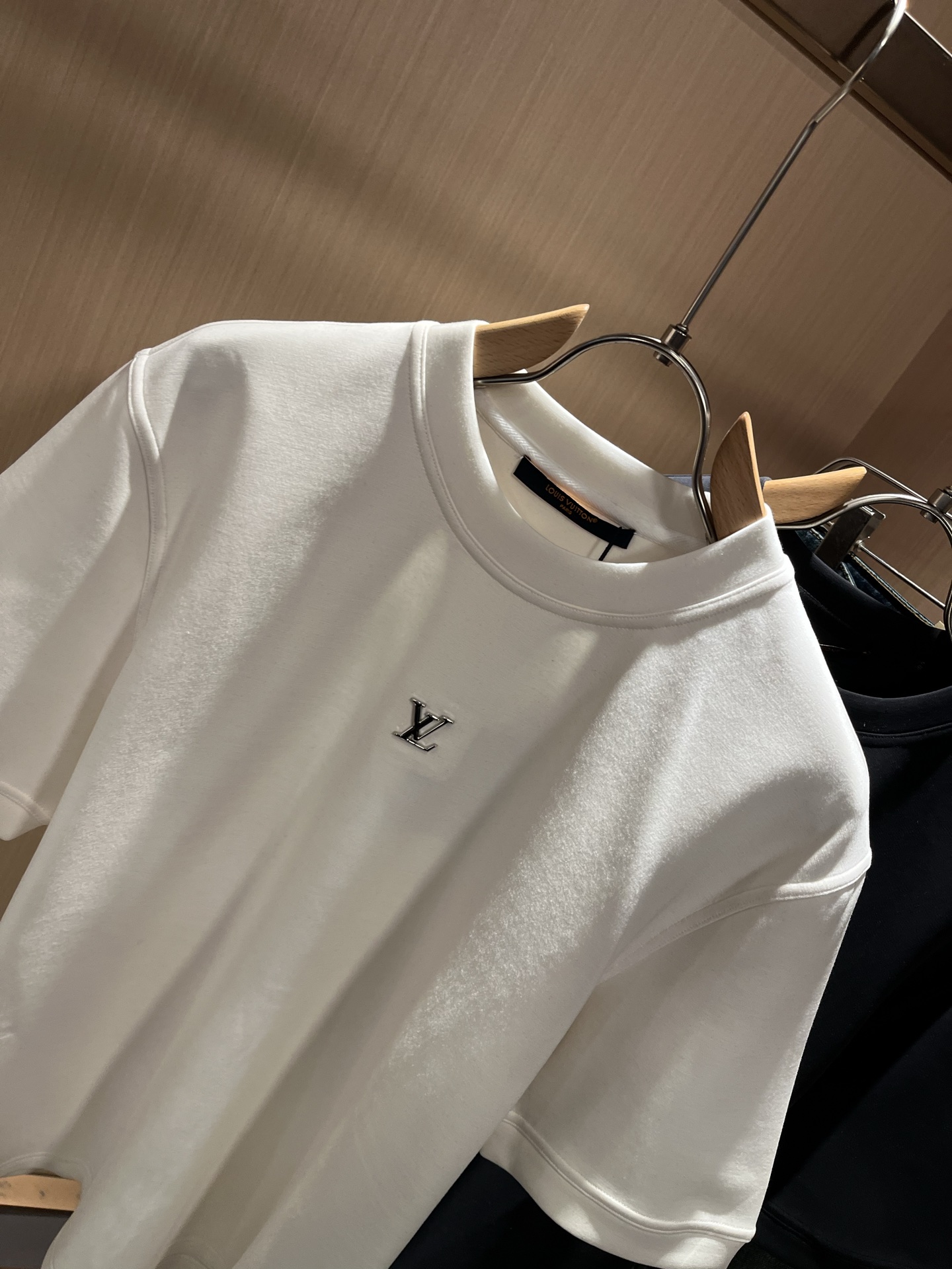 LouisVuitt*路易*登 2025秋冬新款男士短袖打底衫，非常时髦logo修饰！区别于以往的不同，