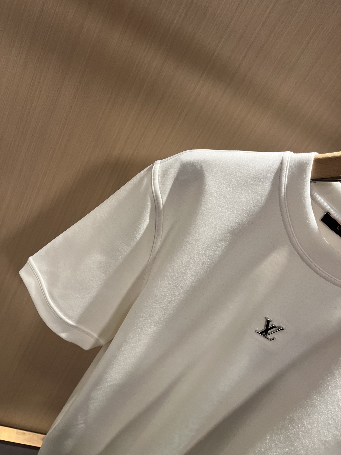 LouisVuitt*路易*登 2025秋冬新款男士短袖打底衫，非常时髦logo修饰！区别于以往的不同，