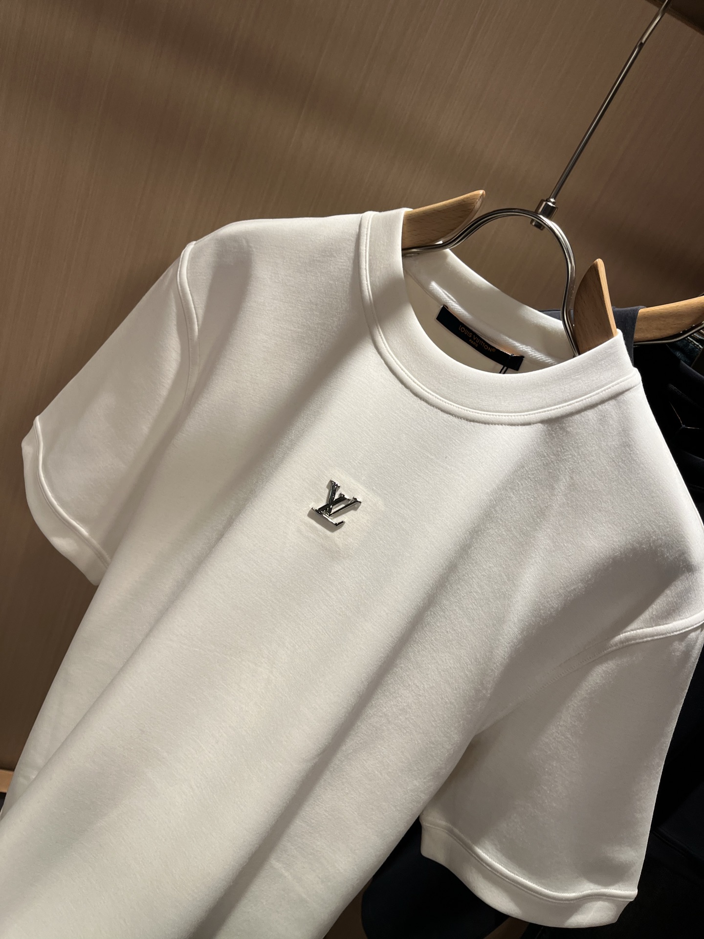 LouisVuitt*路易*登 2025秋冬新款男士短袖打底衫，非常时髦logo修饰！区别于以往的不同，