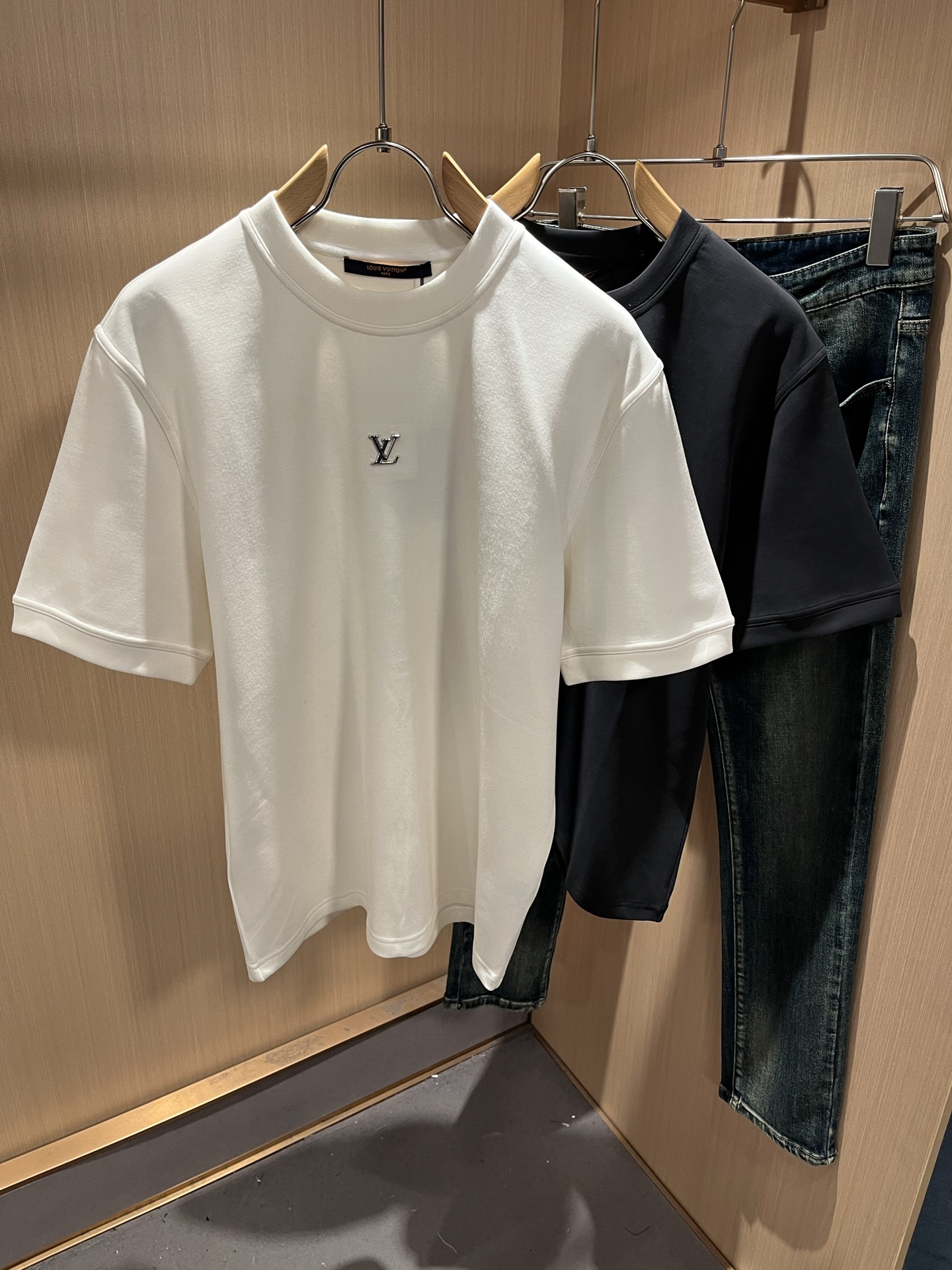 LouisVuitt*路易*登 2025秋冬新款男士短袖打底衫，非常时髦logo修饰！区别于以往的不同，