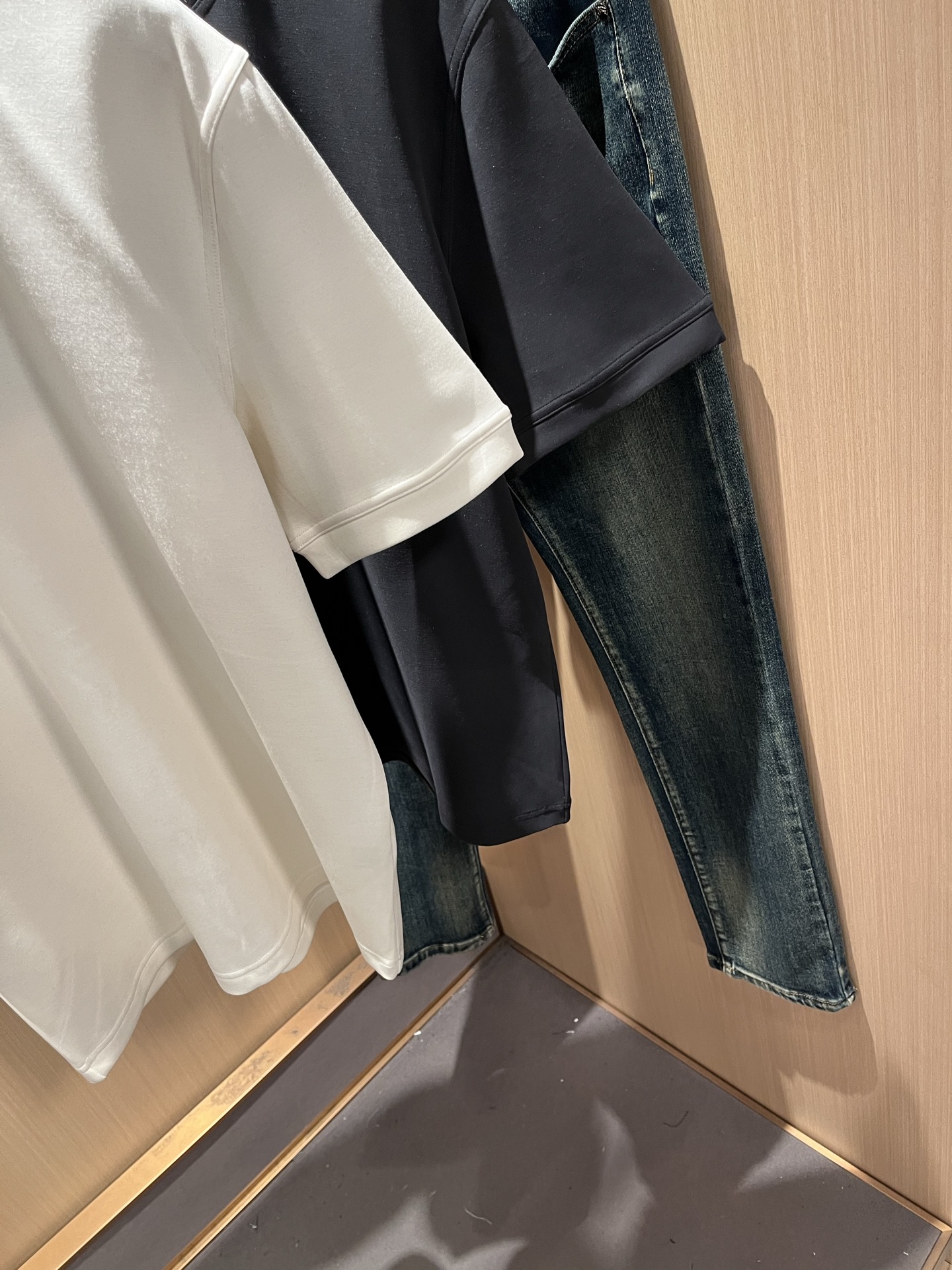 LouisVuitt*路易*登 2025秋冬新款男士短袖打底衫，非常时髦logo修饰！区别于以往的不同，