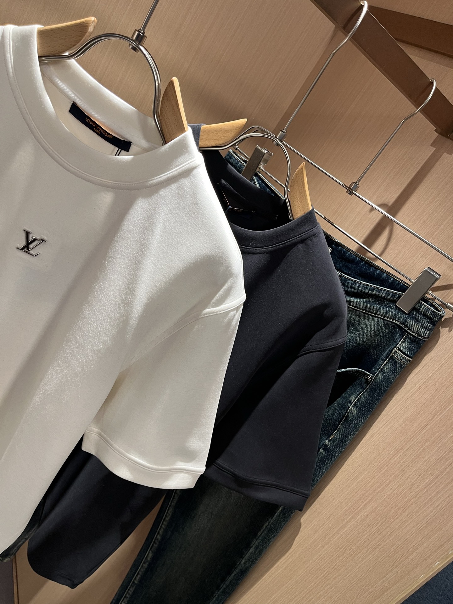 LouisVuitt*路易*登 2025秋冬新款男士短袖打底衫，非常时髦logo修饰！区别于以往的不同，