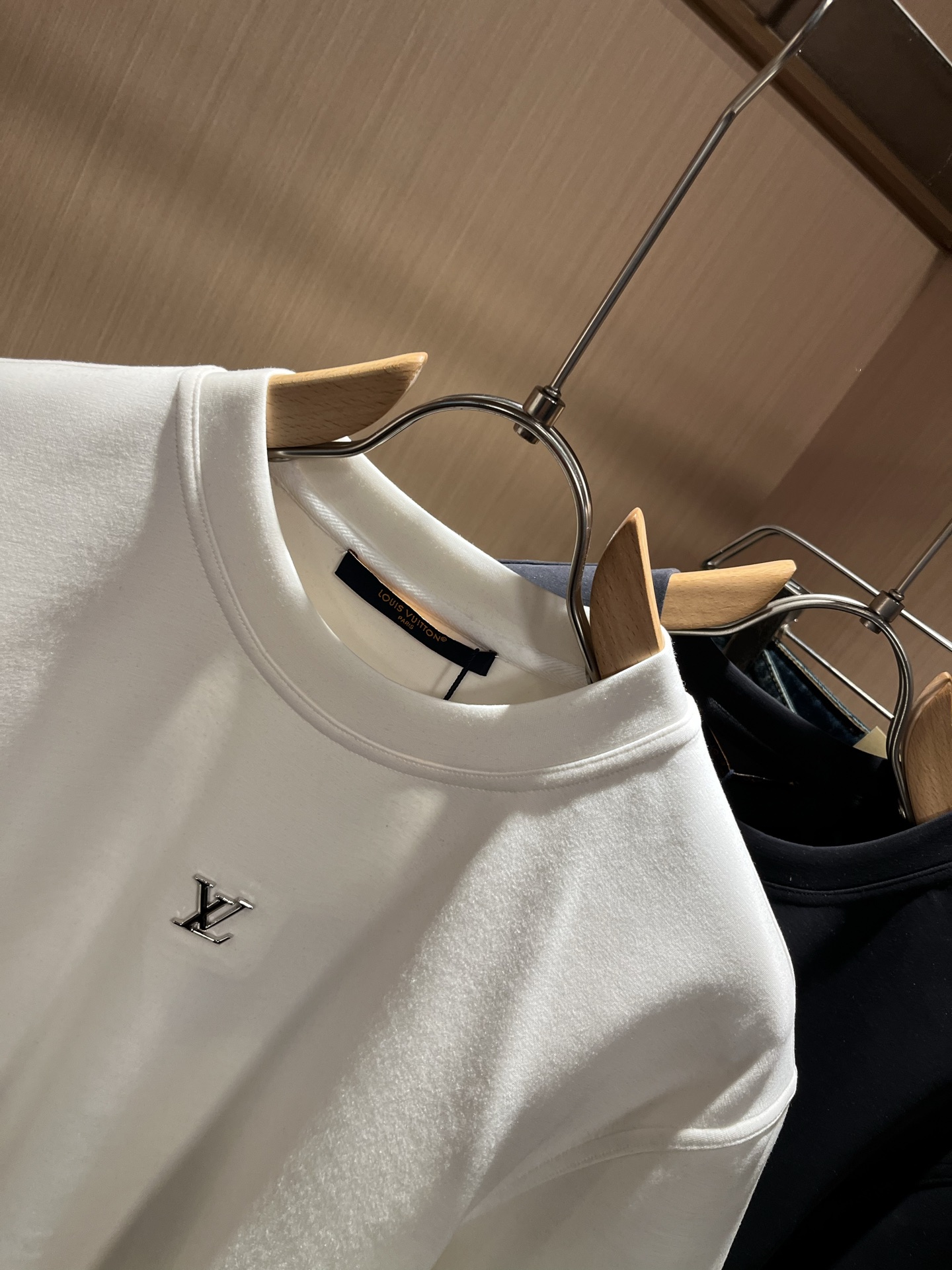 LouisVuitt*路易*登 2025秋冬新款男士短袖打底衫，非常时髦logo修饰！区别于以往的不同，