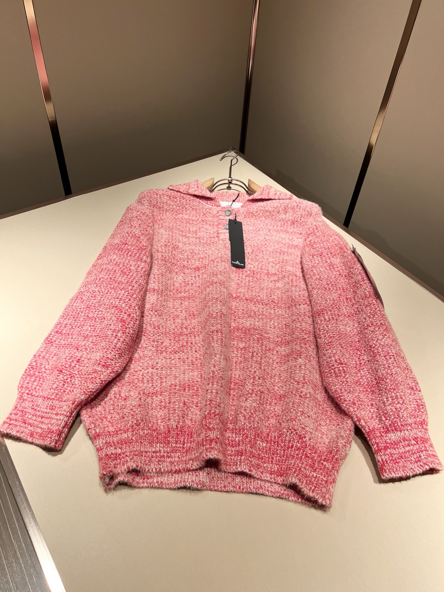 StoneIsland 石头岛2025秋冬新款男女同款👫羊毛衫，品牌最新设计元素！既不单调也不复杂,恰到