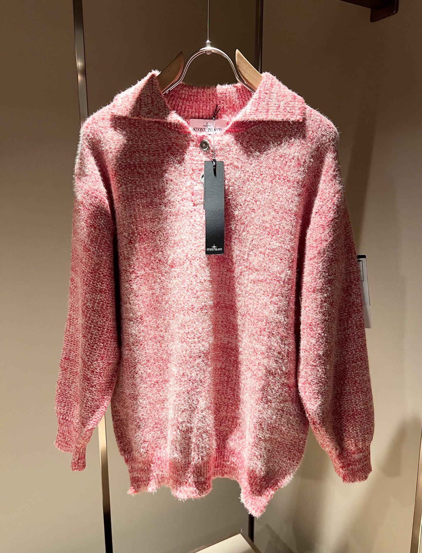 NO:596038,StoneIsland Stone Island's new 2025 autumn and winter woolen sweaters for men and women, the brand's latest design elements!  It’s neither monotonous nor complicated, just the right amount to show off your taste!  Customized imported knitted wool fabrics for customers!  The unique luxurious three-dimensional feel of the fabric presents a simple and elegant temperament!  Sleeve logo badge modification!  Full of fashionable logo element designs!  Full three-dimensional! Standard cutting design!  Every detail is in sync with high-end fashion. Size: M-3XL,,alexander wang19860909StoneIsland 石头岛2025秋冬新款男女同款羊毛衫,品牌最新设计元素！既不单调也不复杂,恰到好处的展现品味！客供定制进口针织羊毛面料！面料独具的高奢立体感呈现简约优雅气质！袖子logo徽章修饰！满满的时尚logo元素设计！饱满立体!标准裁剪设计！每一处细节都是与高端时尚同步的体现. 尺码:M-3XL,,alexander wang,Men's clothing