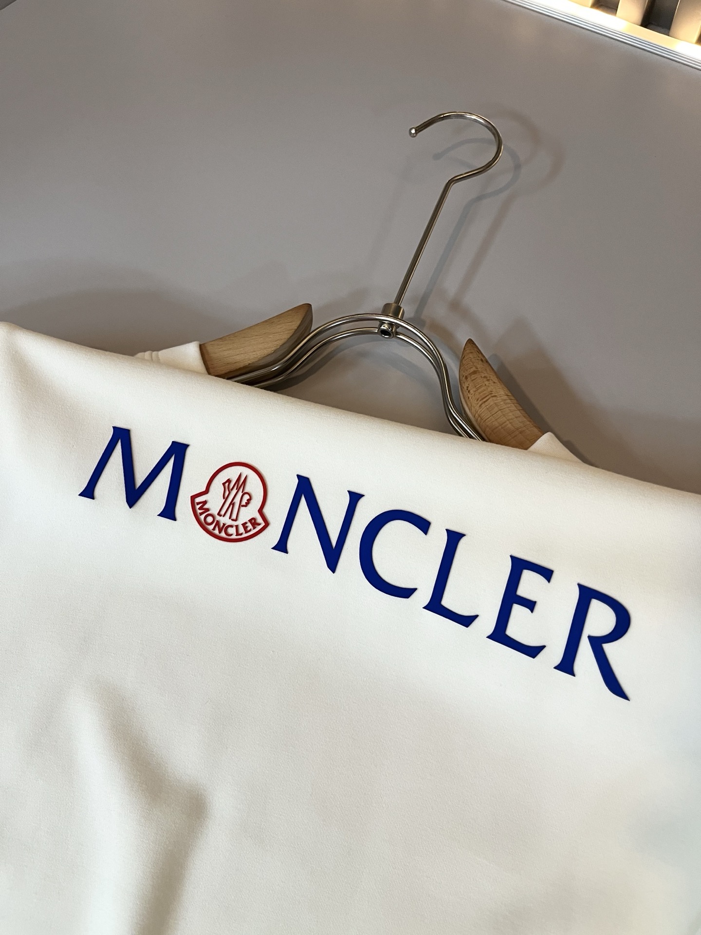 Moncler蒙家 2025秋冬新款贸易订单长袖打底衫，全品相！！网红款！工艺采用胸前logo压胶设计！