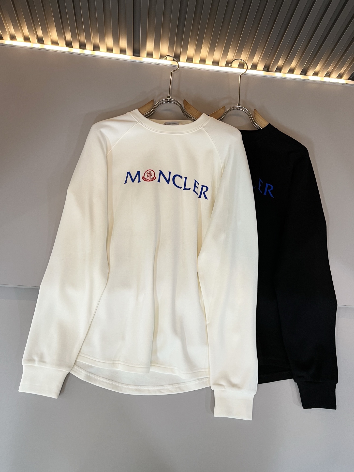 Moncler蒙家 2025秋冬新款贸易订单长袖打底衫，全品相！！网红款！工艺采用胸前logo压胶设计！