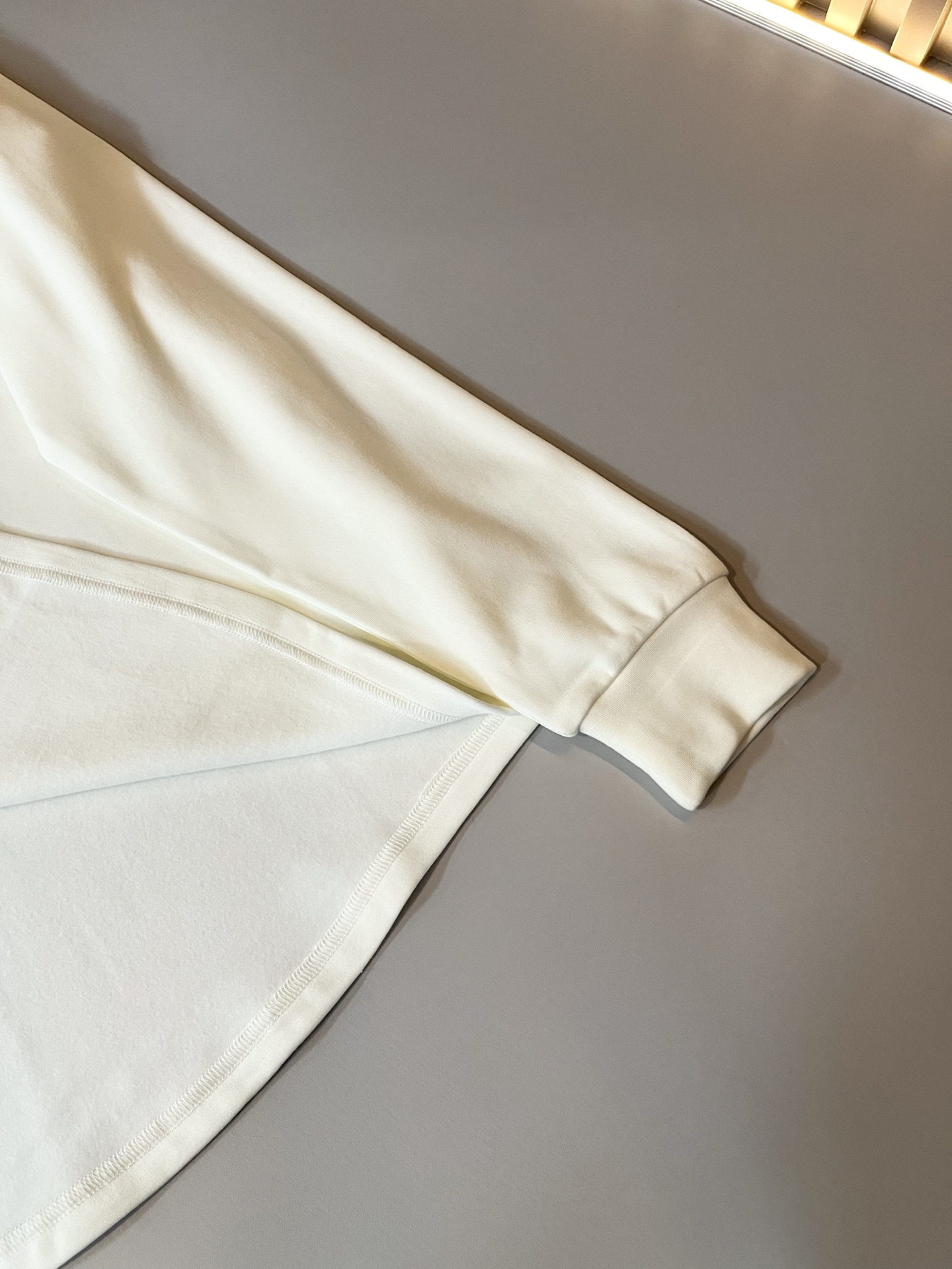 Moncler蒙家 2025秋冬新款贸易订单长袖打底衫，全品相！！网红款！工艺采用胸前logo压胶设计！