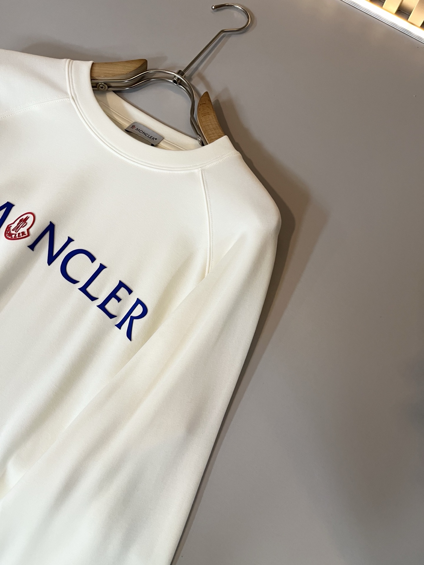 Moncler蒙家 2025秋冬新款贸易订单长袖打底衫，全品相！！网红款！工艺采用胸前logo压胶设计！