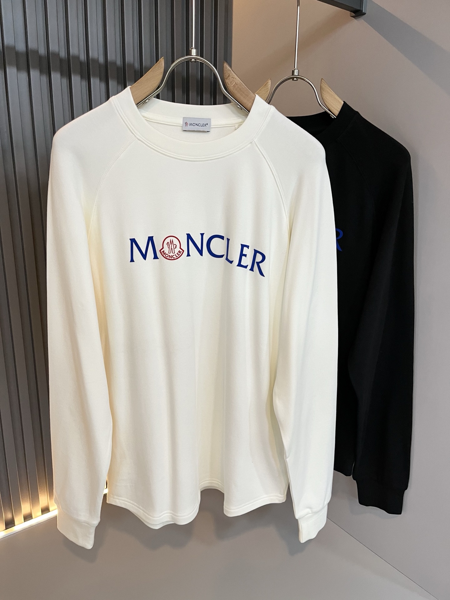 NO:596022,Moncler Mengjia 2025 new autumn and winter trade order long-sleeved bottoming shirt, all in good condition!  !  Internet celebrity model!  The craftsmanship adopts the chest logo laminated design!  The upper body is comfortable and breathable, not stiff, and the overall body has a rich three-dimensional feel. It is a quality export order. Customized and exclusive long-staple cotton fabric tailoring meets the simple needs of commuters. The upper body effect is very good, slimming, and not picky about the figure. The fabric workmanship... is impeccable. Only good craftsmanship and good fabrics can make you wear a good taste. It is a must-have item for everyone!  Size M-2XL,,alexander wang19860909Moncler蒙家 2025秋冬新款贸易订单长袖打底衫,全品相！！网红款！工艺采用胸前logo压胶设计！上身舒适透气,不僵硬,整体有着丰富的立体感,品质出口订单,定制专属长绒棉面料剪裁,满足通勤人们对于着装的简约需求,上身效果很好,显瘦,不挑剔身材.面料做工....无可挑剔,好工艺好面料才能穿出好品味一款,人手必备单品！尺码M-2XL,,alexander wang,Men's clothing