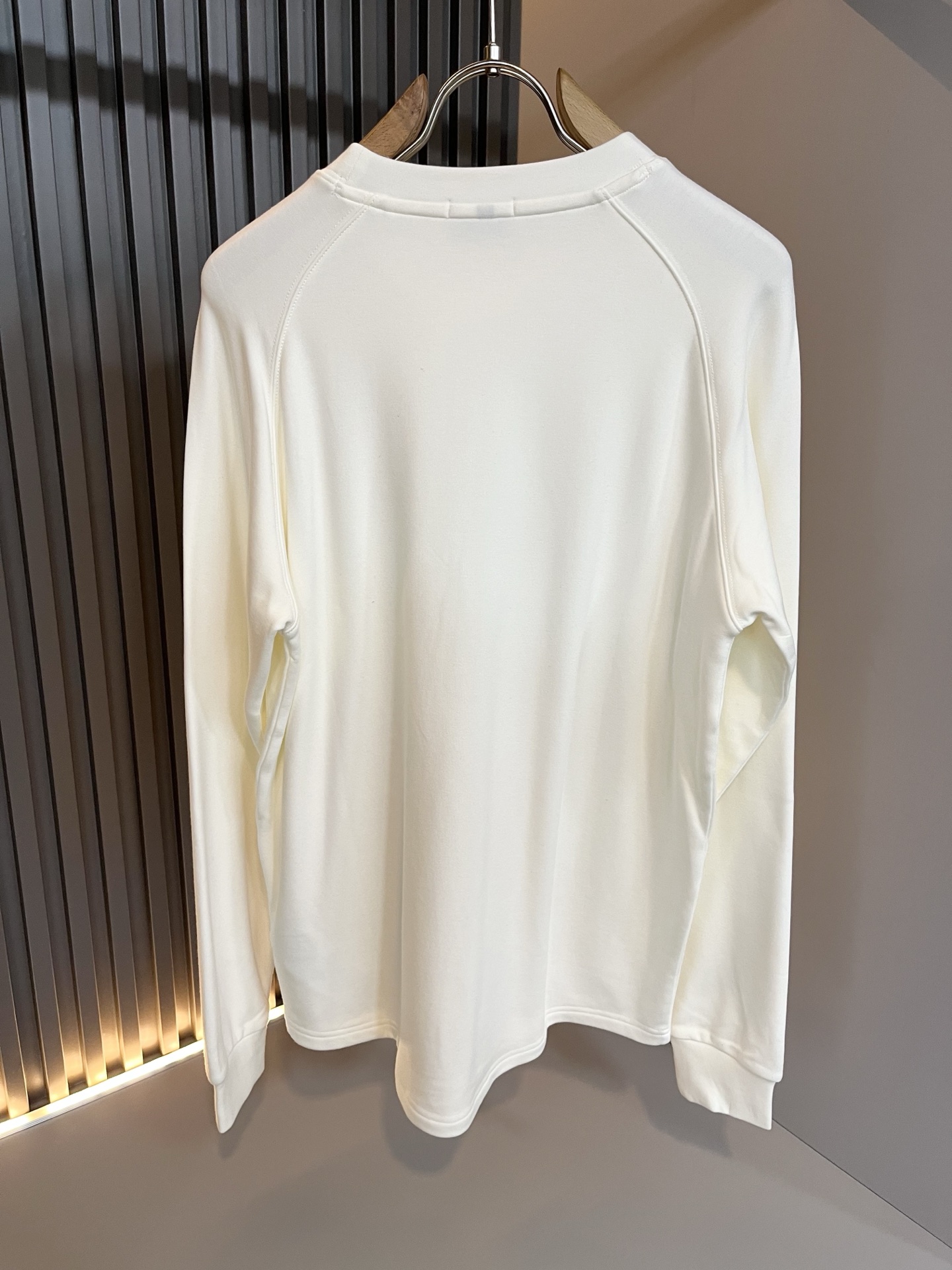 Moncler蒙家 2025秋冬新款贸易订单长袖打底衫，全品相！！网红款！工艺采用胸前logo压胶设计！