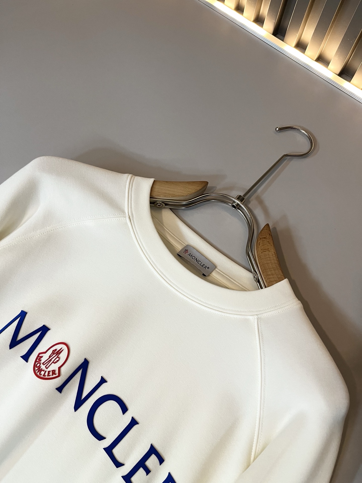 Moncler蒙家 2025秋冬新款贸易订单长袖打底衫，全品相！！网红款！工艺采用胸前logo压胶设计！