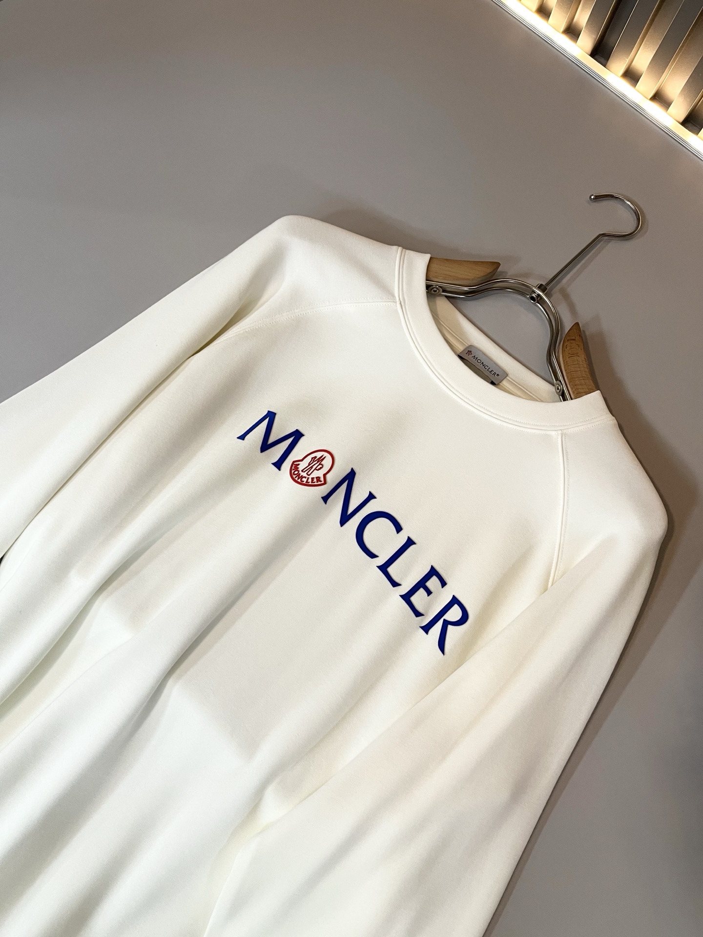 Moncler蒙家 2025秋冬新款贸易订单长袖打底衫，全品相！！网红款！工艺采用胸前logo压胶设计！