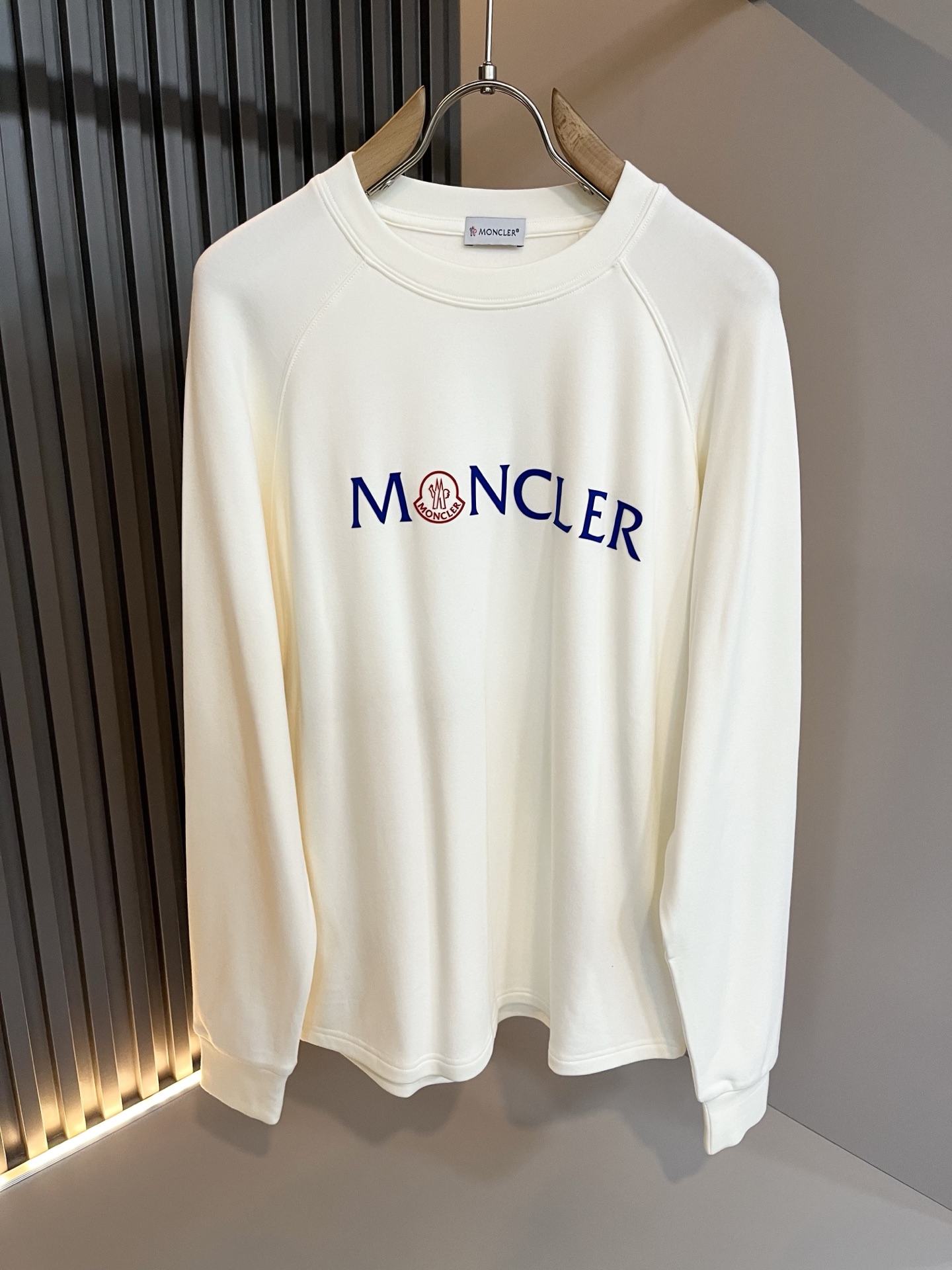 Moncler蒙家 2025秋冬新款贸易订单长袖打底衫，全品相！！网红款！工艺采用胸前logo压胶设计！