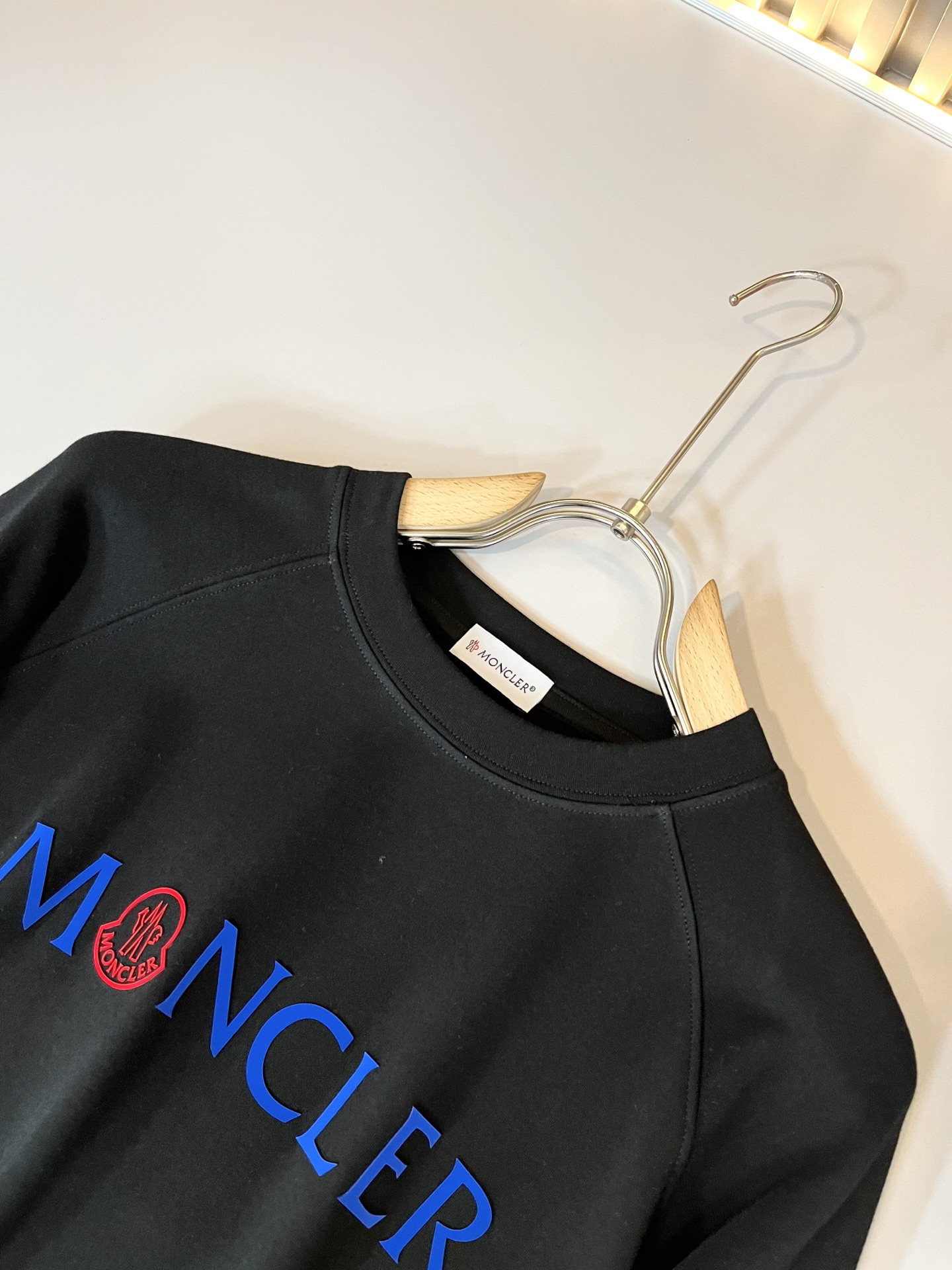 Moncler蒙家 2025秋冬新款贸易订单长袖打底衫，全品相！！网红款！工艺采用胸前logo压胶设计！