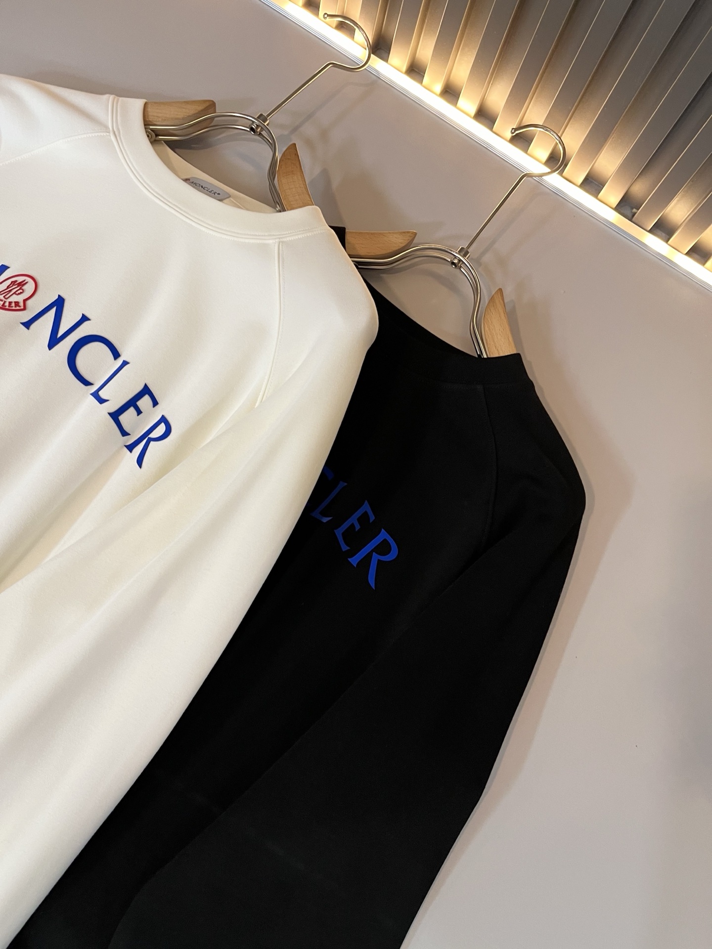 Moncler蒙家 2025秋冬新款贸易订单长袖打底衫，全品相！！网红款！工艺采用胸前logo压胶设计！