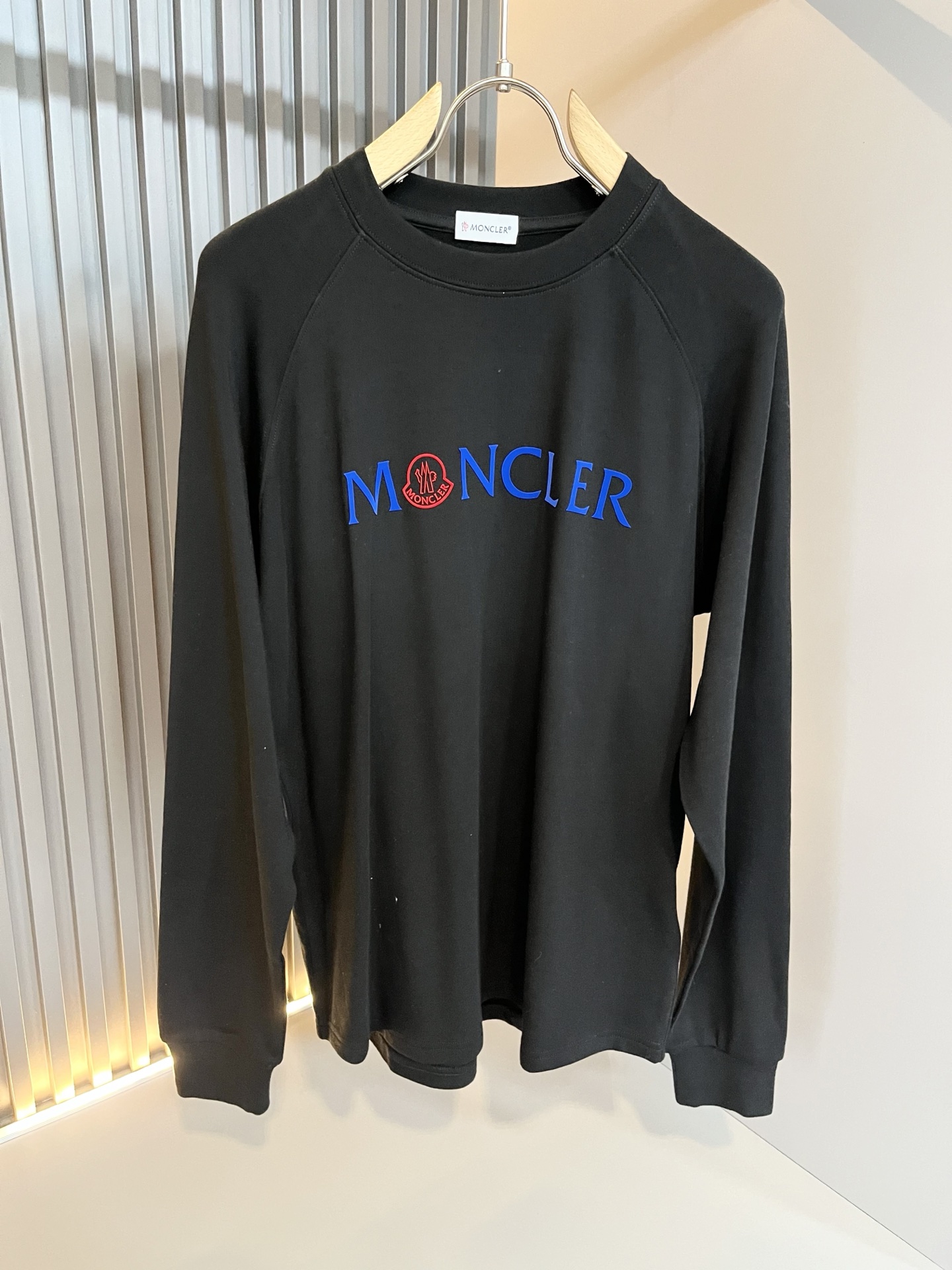 Moncler蒙家 2025秋冬新款贸易订单长袖打底衫，全品相！！网红款！工艺采用胸前logo压胶设计！