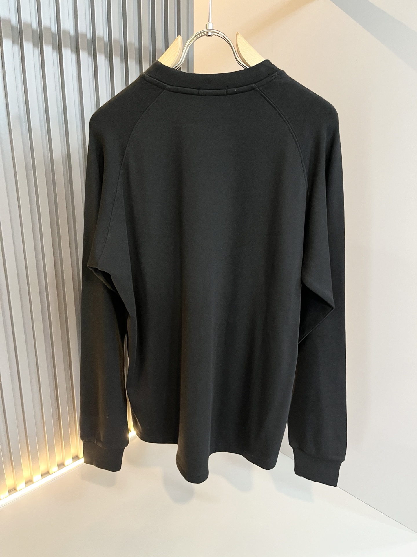 Moncler蒙家 2025秋冬新款贸易订单长袖打底衫，全品相！！网红款！工艺采用胸前logo压胶设计！