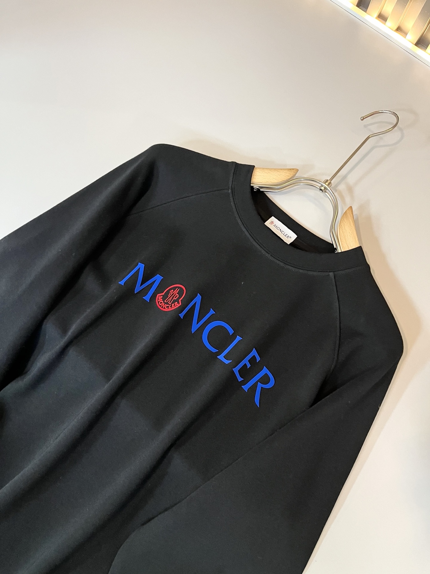 Moncler蒙家 2025秋冬新款贸易订单长袖打底衫，全品相！！网红款！工艺采用胸前logo压胶设计！