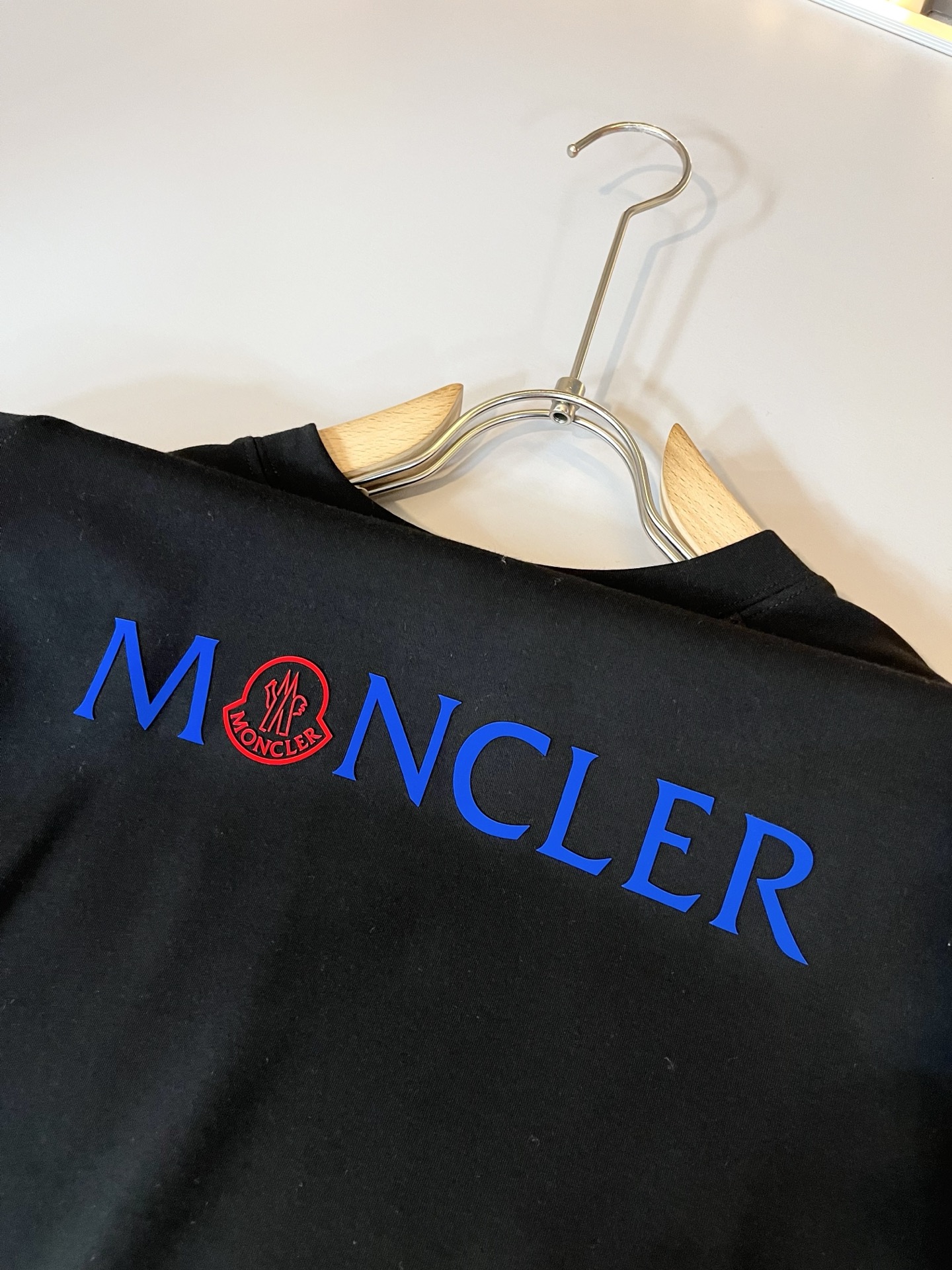 Moncler蒙家 2025秋冬新款贸易订单长袖打底衫，全品相！！网红款！工艺采用胸前logo压胶设计！