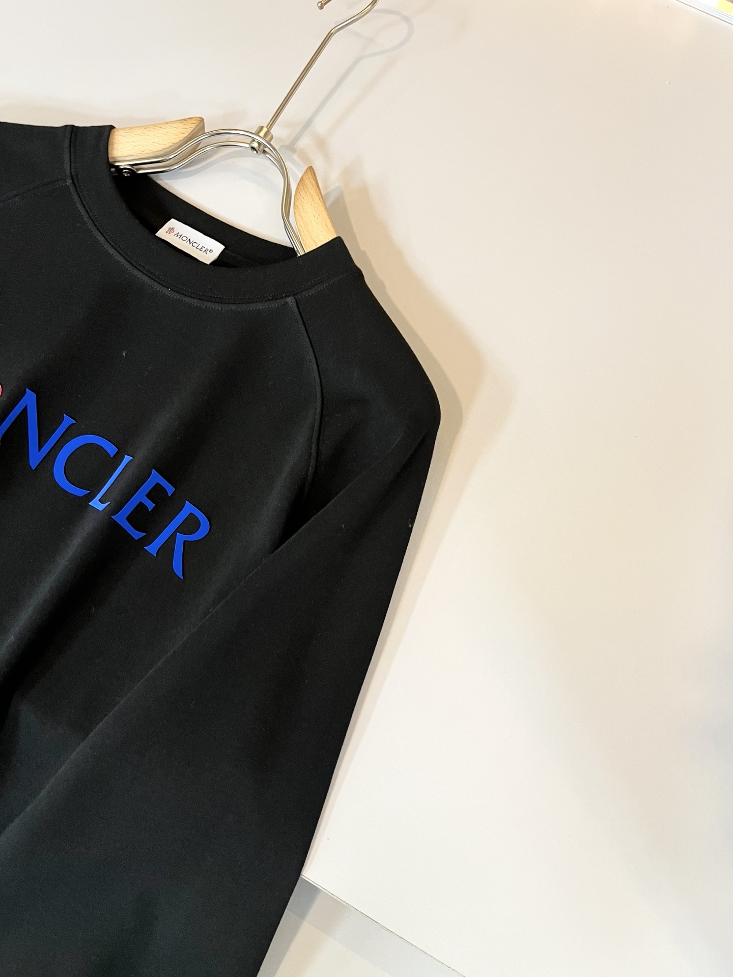 Moncler蒙家 2025秋冬新款贸易订单长袖打底衫，全品相！！网红款！工艺采用胸前logo压胶设计！