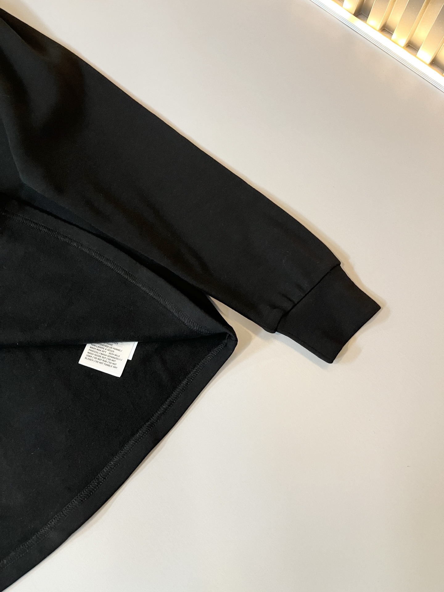 Moncler蒙家 2025秋冬新款贸易订单长袖打底衫，全品相！！网红款！工艺采用胸前logo压胶设计！