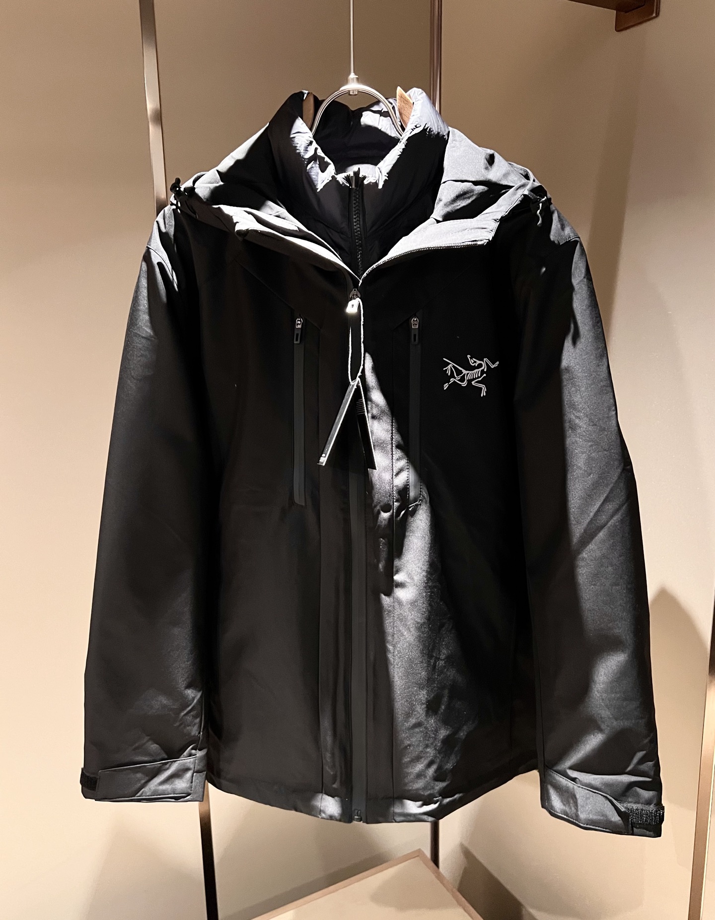 NO:599404,ARCTER*X Archaeopteryx two-piece set!  2025 new autumn and winter men's jackets, down jackets, lining down jackets can be disassembled and worn once or twice!  The outdoor brands that everyone may think of first are Canada Goose and Archaeopteryx. It gives people a feeling of label testing!  In addition to its considerable attainments in style design, the most obvious or best thing is that it has deeper unique insights and attainments in fabrics. Through continuous structural research and problem solving, it is characterized by unique research on fabrics. These alone are enough to support it to become one of the leading new logo brand images in the clothing manufacturing industry. This model is made of quick-drying fabric!  The interior is filled with 90% white duck down design!  Through precision workmanship, the hand feels smooth and soft, and it has both natural beauty and comfort. The large body shape is simple and clean, and the fabric shows a different hazy structural beauty. It is exclusively customized by opening a mold. The fabric tests the skills of the workers and can be smooth and compliant without wrinkles!  Logo pattern laminated design on the chest!  It really tests the handicrafts of each master!  It makes the whole thing clean and neat, without leaving a trace of thread. Nowadays, the neutrality that is pursued in life is also more refined in life!  Size M-3XL,arc'teryx,jackets & coats,jackets & coats,down jacket,alexander wang19860909ARCTER*X始*祖鸟 两件套！2025秋冬新款男士冲锋衣羽绒服夹克外套,内胆羽绒夹克拆卸一两穿！户外品牌可能大家第一想到的就是加拿大鹅、始祖鸟.给人一种标签试的感觉！除了在款式设计上颇有造诣之外,最明显或者说最为拿手的,应该就是在面料上的拥有更深独特见解跟造诣了.通过不断地结构研究和问题处理,在以面料独特研究为特征,仅凭这些就已经足以支撑其成为服装制造行业中,首屈可数的新标志品牌形象.此款采用速干面料材质！内里填充90白鸭绒设计！通过精工手感细滑柔软,同时兼具自然美感跟舒适度.大身上版型裁剪简洁干净,面料上显现出了不一样朦胧的结构性美感来.独家开模定制而成,面料及其考验工人的技术,能做到平整服帖又不起皱！胸前logo图案压胶设计！真的是很考验每位师傅的手工制作！使得整体干净利索,不留一丝线头.现在对于生活有所追求的中性也在生活中更为精致！尺码M-3XL,arc'teryx,jackets & coats,jackets & coats,down jacket,alexander wang,Men's clothing