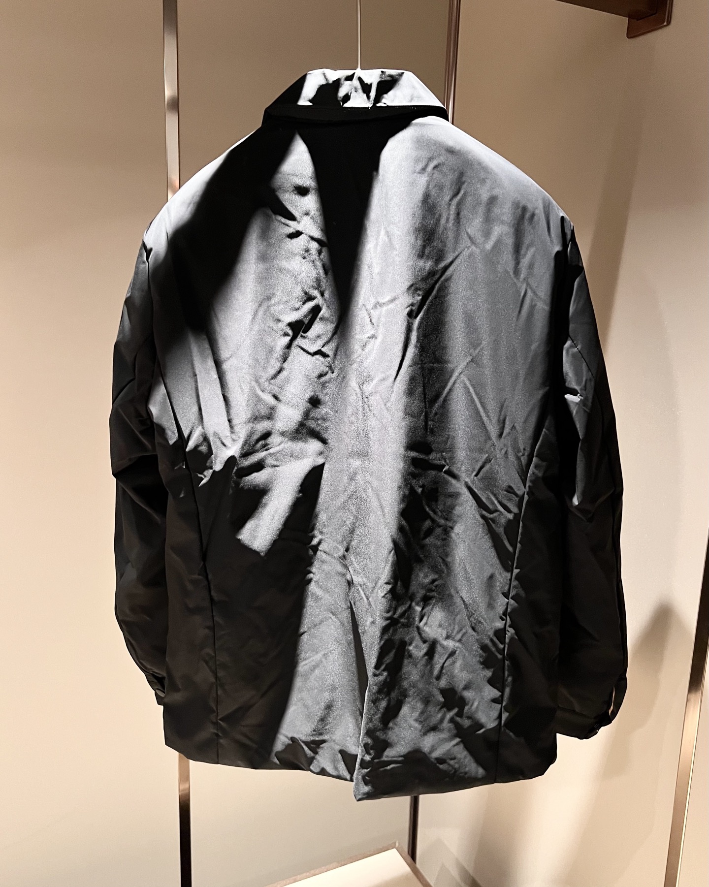 BURBER*Y巴*莉2025秋冬新品夹克外套重磅来袭，最近比较火热的环保聚酯纤维面料制作而成，高端户外