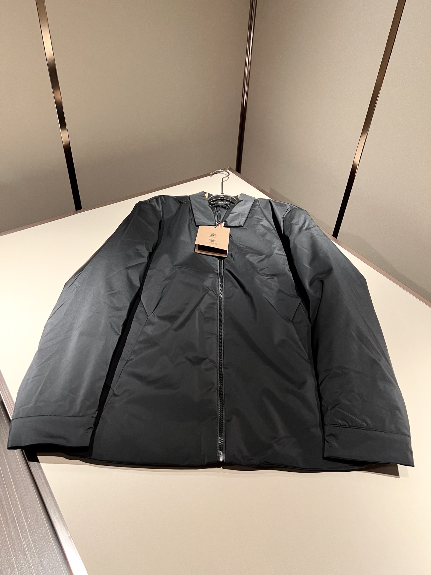 BURBER*Y巴*莉2025秋冬新品夹克外套重磅来袭，最近比较火热的环保聚酯纤维面料制作而成，高端户外